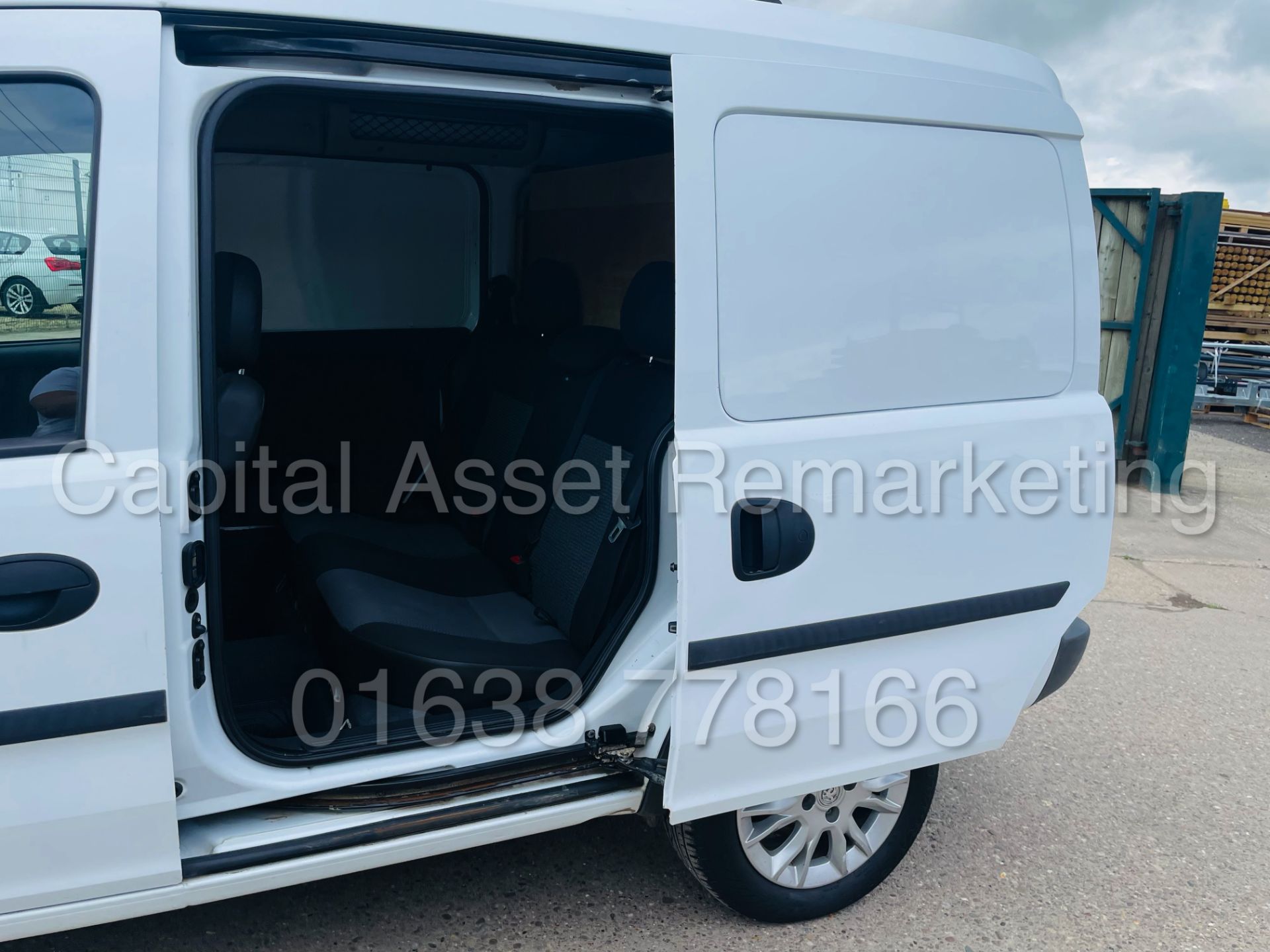 VAUXHALL COMBO CDTI *5 SEATER CREW VAN* (2011 - 11 REG) 'CDTI - 5 SPEED' (1 FORMER KEEPER) - Image 26 of 44