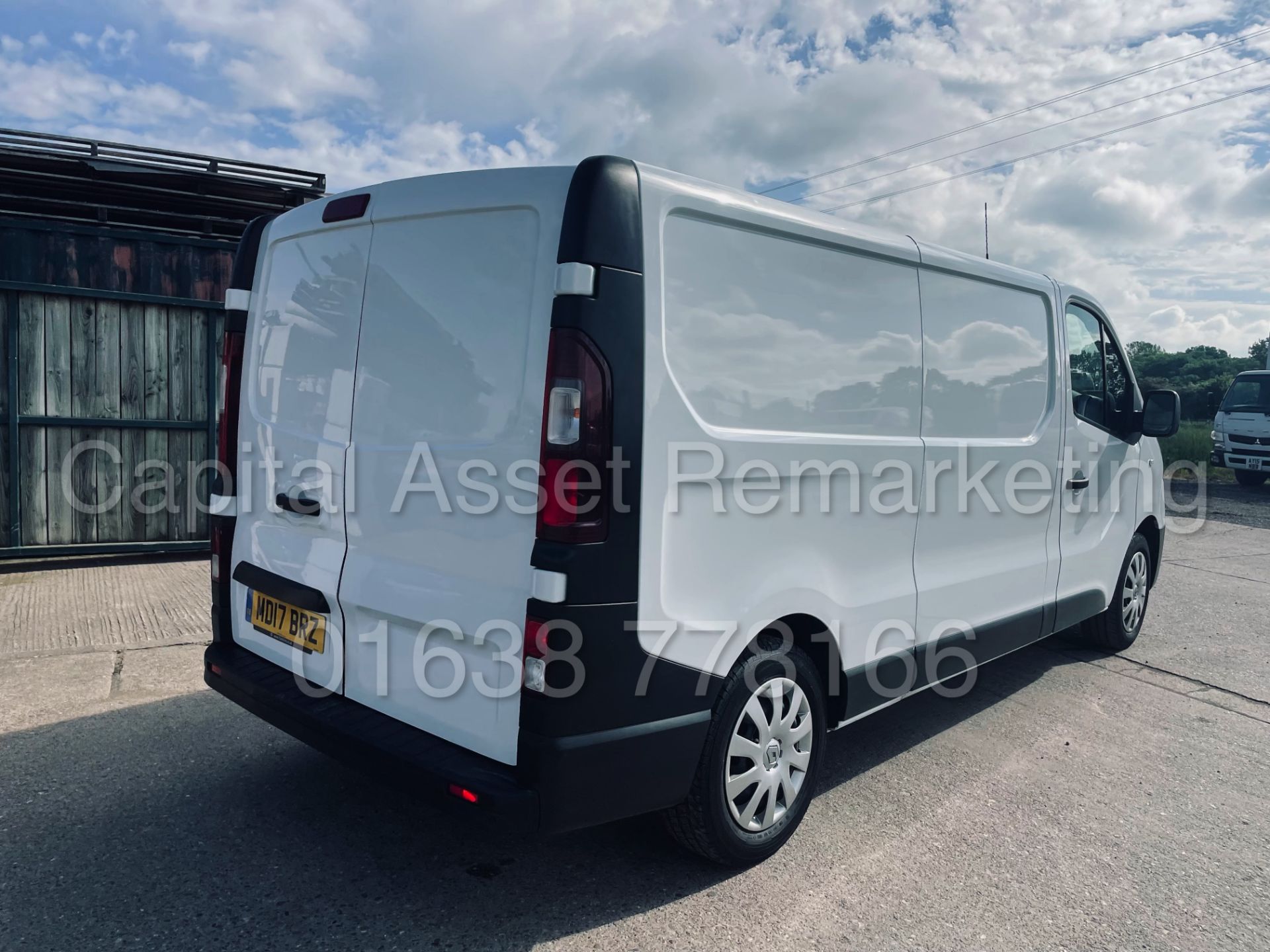 RENAULT TRAFIC LL29 *BUSINESS ENERGY* LWB PANEL VAN (2017 - EURO 6) '1.6 DCI' *A/C - SAT NAV* - Image 12 of 44