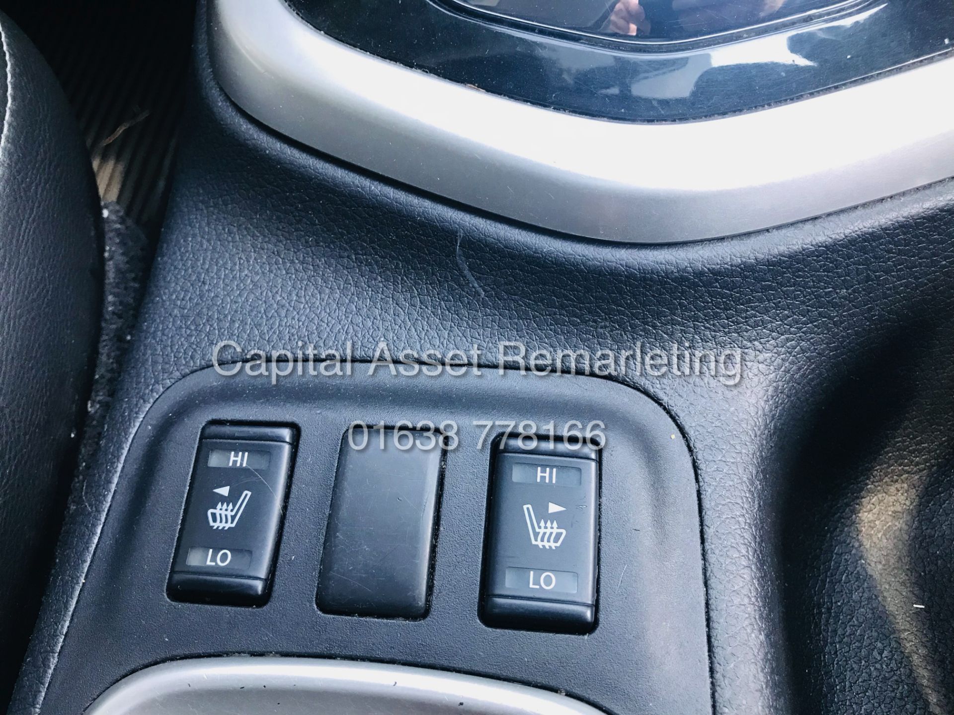 NISSAN NAVARA "TEKNA" DCI AUTO (2019 MODEL) D/C - 1 OWNER FSH - NAV / ELEC SUNROOF - REAR CAMERA - Image 28 of 32