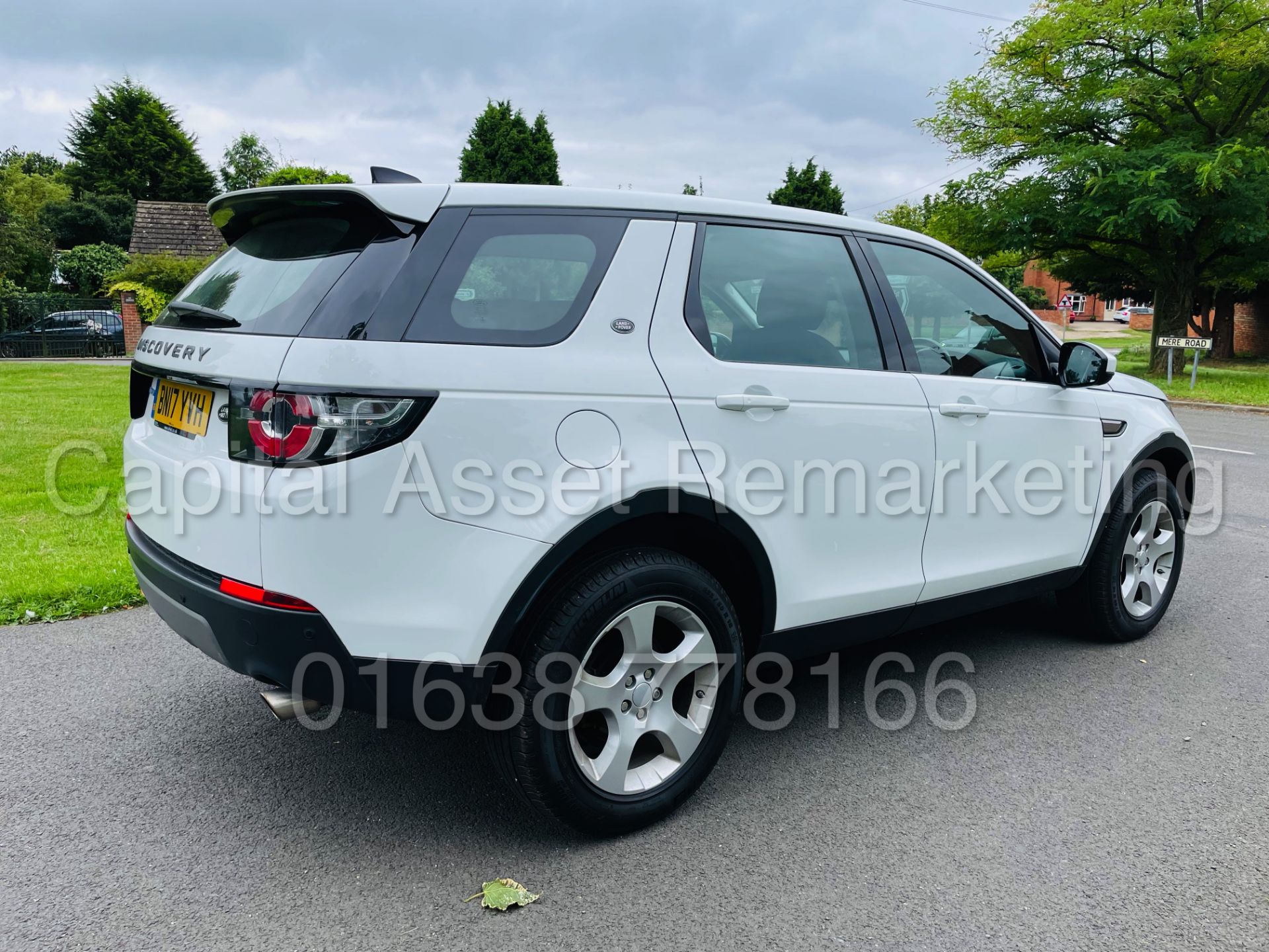 (On Sale) LAND ROVER DISCOVERY SPORT *SE TECH* SUV (2017 -EURO 6) '2.0 TD4 - STOP/START' (1 OWNER) - Image 13 of 52