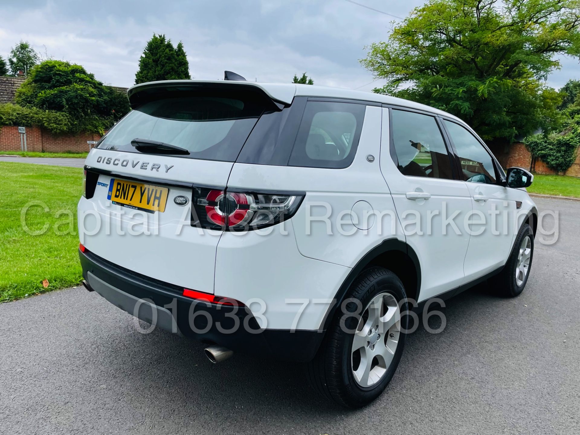 (On Sale) LAND ROVER DISCOVERY SPORT *SE TECH* SUV (2017 -EURO 6) '2.0 TD4 - STOP/START' (1 OWNER) - Image 12 of 52