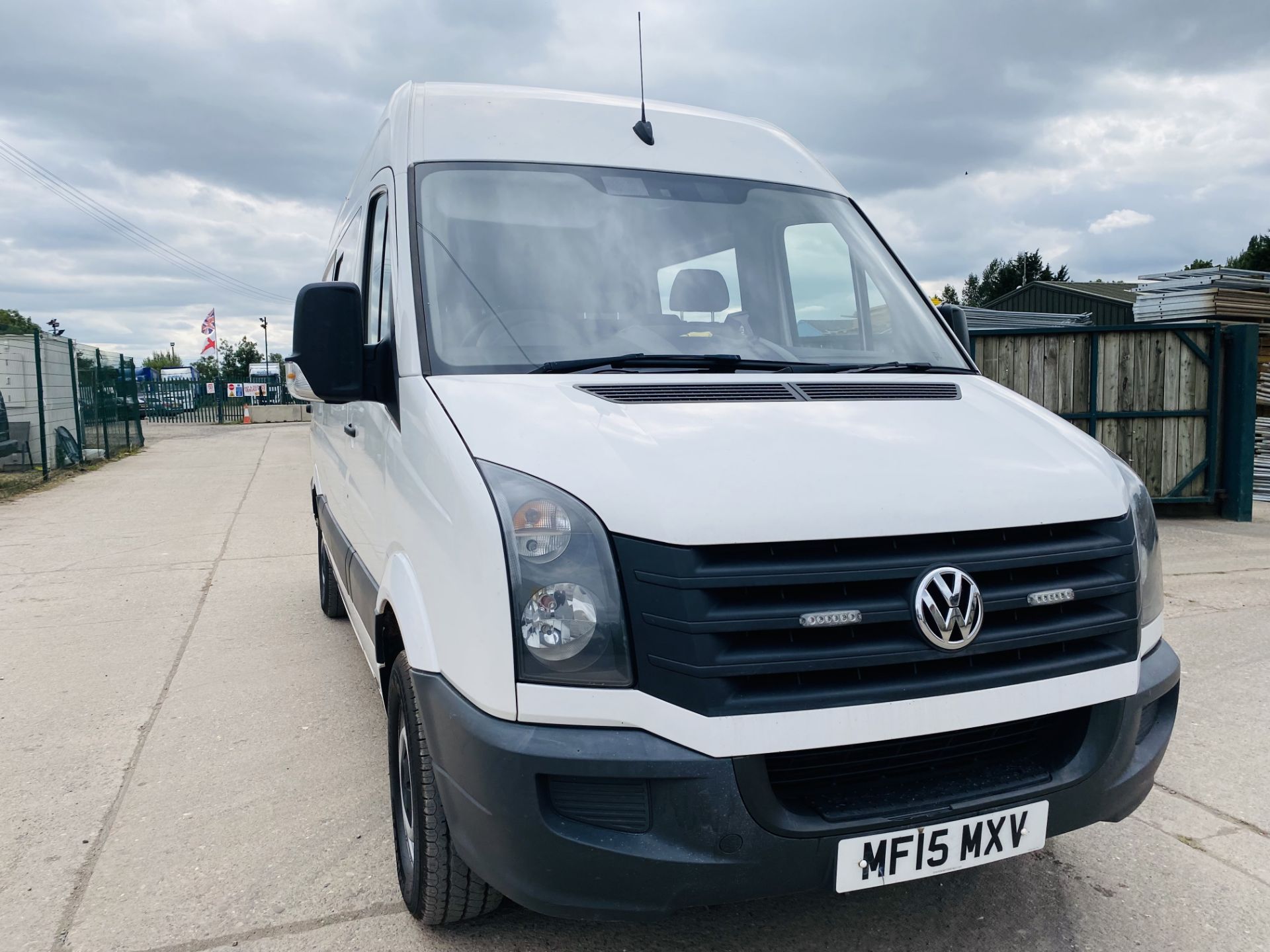 ON SALE VOLKSWAGEN CRAFTER 2.0TDI (136) MWB "MESSING UNIT WITH TOILET" 15 REG - 1 KEEPER - FULL SPEC - Image 4 of 30