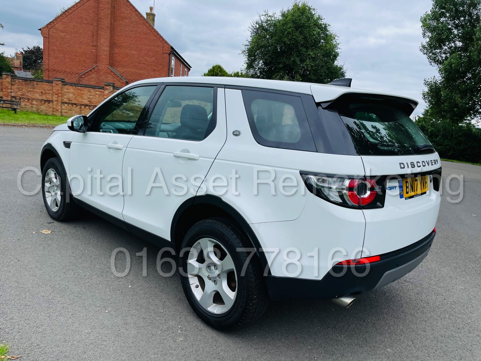 (On Sale) LAND ROVER DISCOVERY SPORT *SE TECH* SUV (2017 -EURO 6) '2.0 TD4 - STOP/START' (1 OWNER) - Image 10 of 52