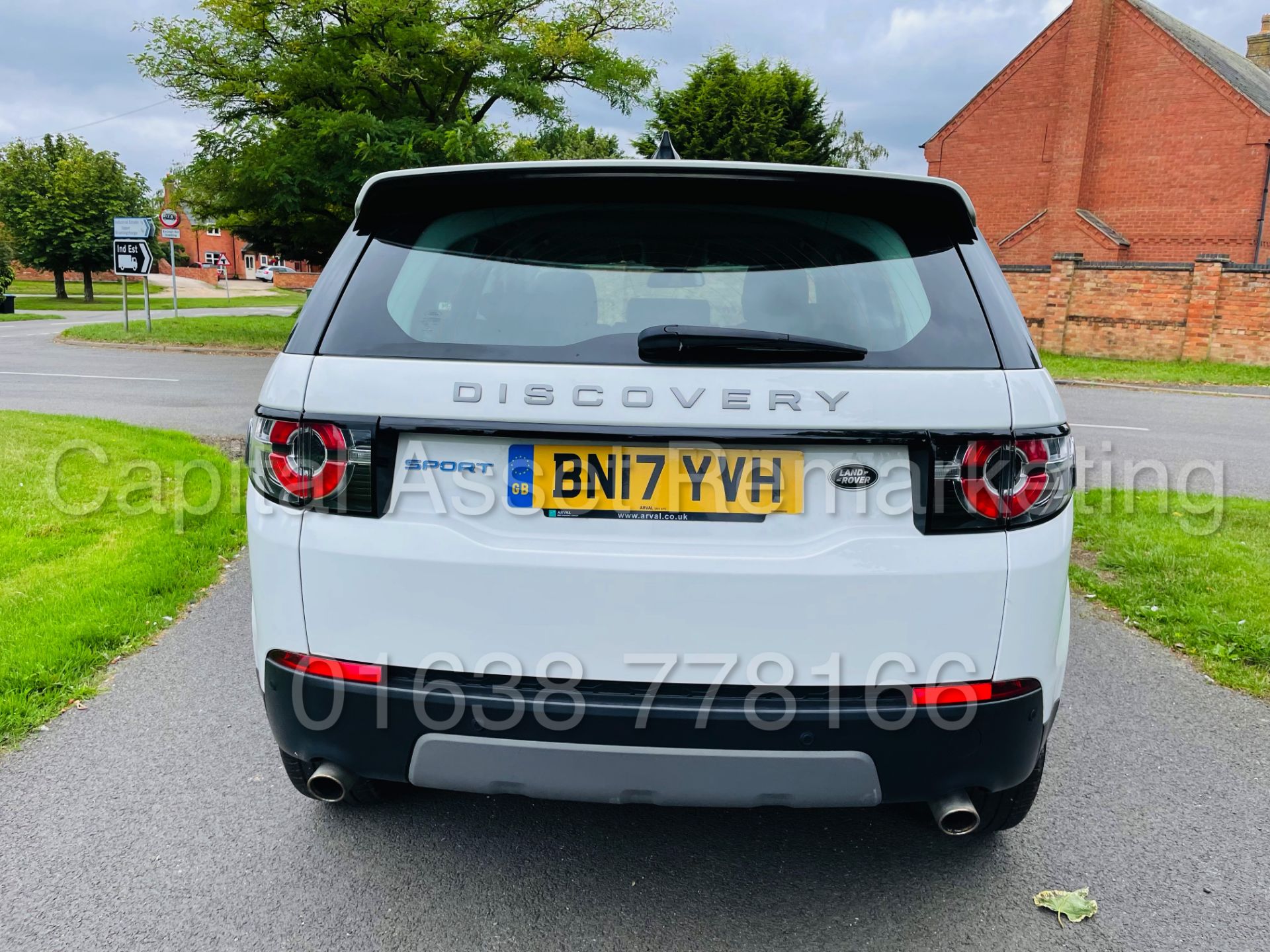 (On Sale) LAND ROVER DISCOVERY SPORT *SE TECH* SUV (2017 -EURO 6) '2.0 TD4 - STOP/START' (1 OWNER) - Image 11 of 52