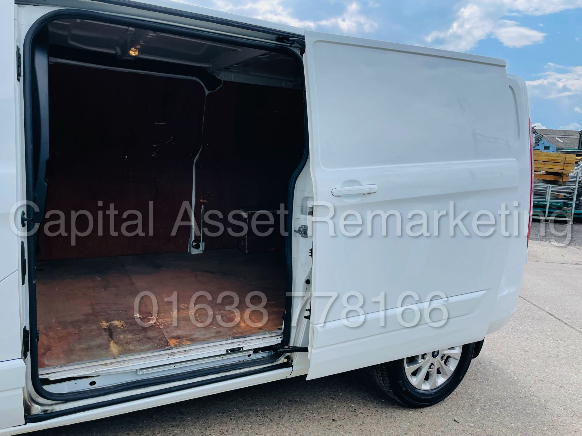 FORD TRANSIT CUSTOM *LIMITED EDITION* PANEL VAN (2018 - NEW MODEL) '2.0 TDCI - EURO 6 - 6 SPEED' - Image 27 of 46