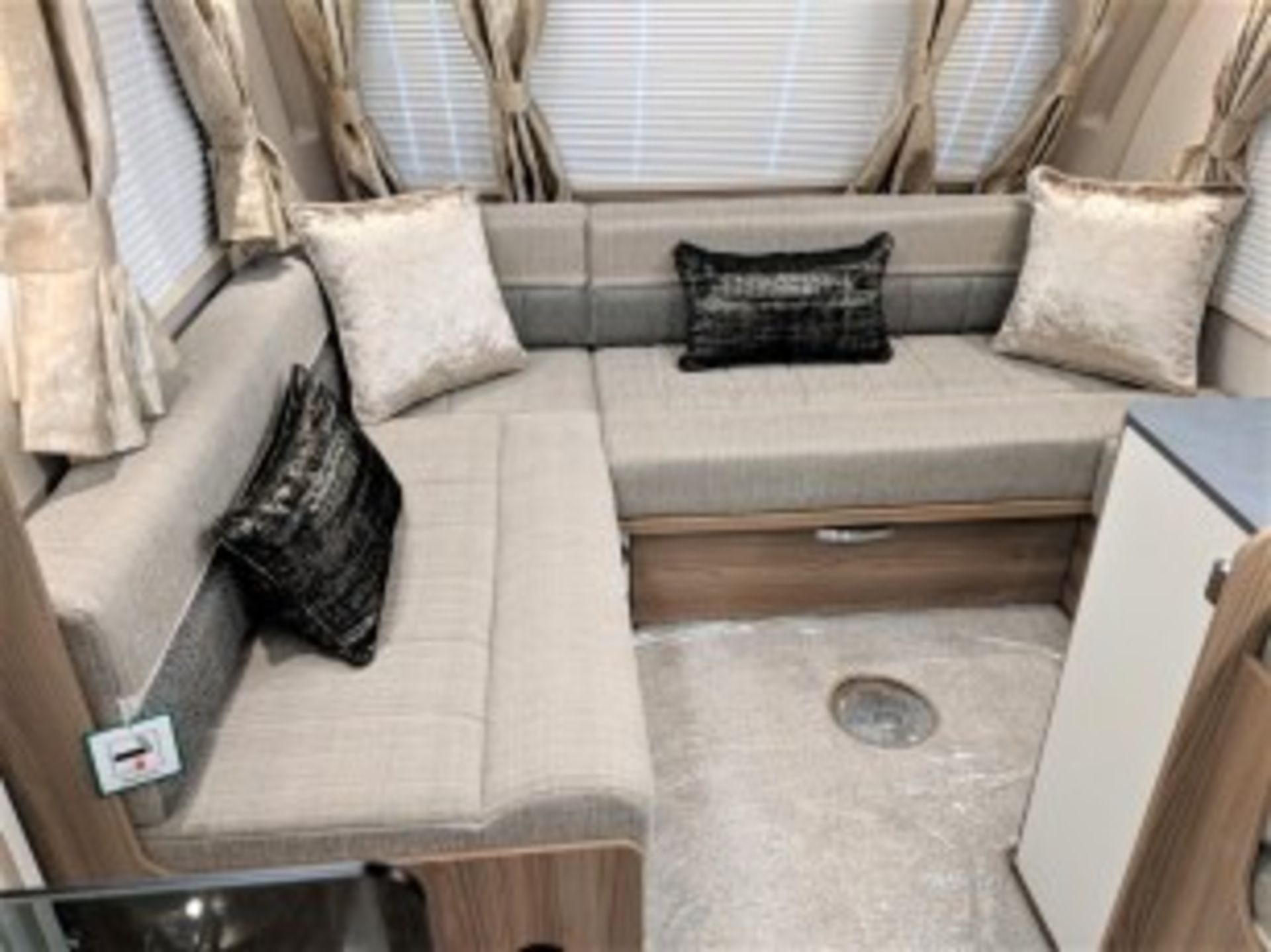 SWIFT AVENTURA EW "SPECIAL EDITION" 6 BERTH - FIXED BED - 2021 NEW/UNUSED - SOLAR PANEL - WOW!!! - Image 5 of 11