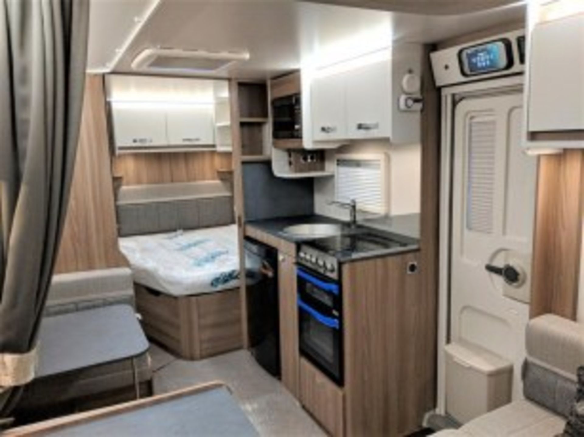 SWIFT AVENTURA EW "SPECIAL EDITION" 6 BERTH - FIXED BED - 2021 NEW/UNUSED - SOLAR PANEL - WOW!!! - Image 6 of 11