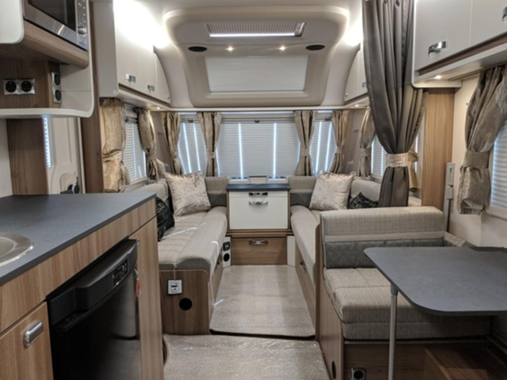 SWIFT AVENTURA EW "SPECIAL EDITION" 6 BERTH - FIXED BED - 2021 NEW/UNUSED - SOLAR PANEL - WOW!!! - Image 10 of 11