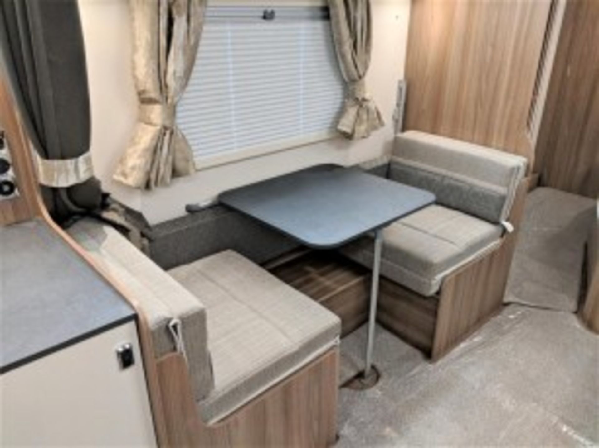 SWIFT AVENTURA EW "SPECIAL EDITION" 6 BERTH - FIXED BED - 2021 NEW/UNUSED - SOLAR PANEL - WOW!!! - Image 9 of 11