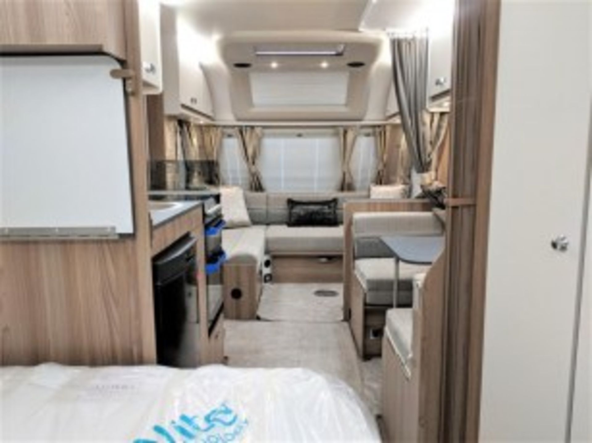 SWIFT AVENTURA EW "SPECIAL EDITION" 6 BERTH - FIXED BED - 2021 NEW/UNUSED - SOLAR PANEL - WOW!!! - Image 7 of 11