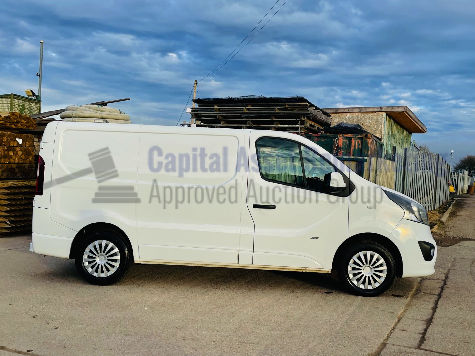 ON SALE VAUXHALL VIVARO 2900 *SPORTIVE* 6 SEATER CREW VAN (2017 - EURO 6) '1.6 CDTI -120 BHP- *A/C* - Image 10 of 44