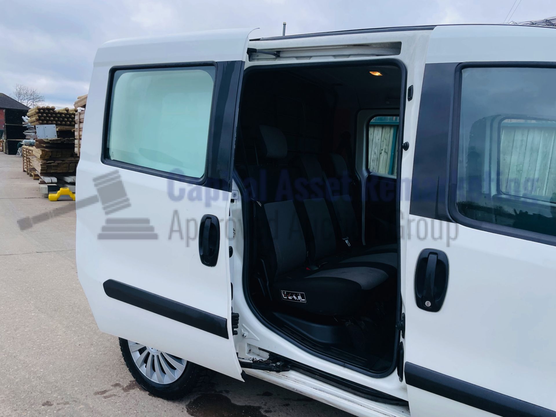 (SOLD) FIAT DOBLO *ACTIVE* 5 SEATER - CREW VAN (2017 - EURO 6) '1.6 DIESEL - 6 SPEED' *U-LEZ* - Image 26 of 40