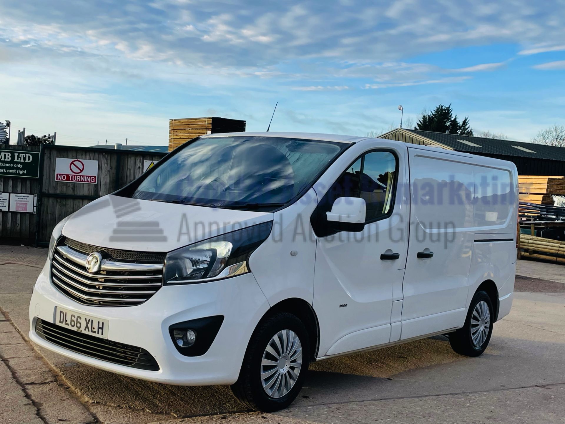 ON SALE VAUXHALL VIVARO 2900 *SPORTIVE* 6 SEATER CREW VAN (2017 - EURO 6) '1.6 CDTI -120 BHP- *A/C* - Image 3 of 44