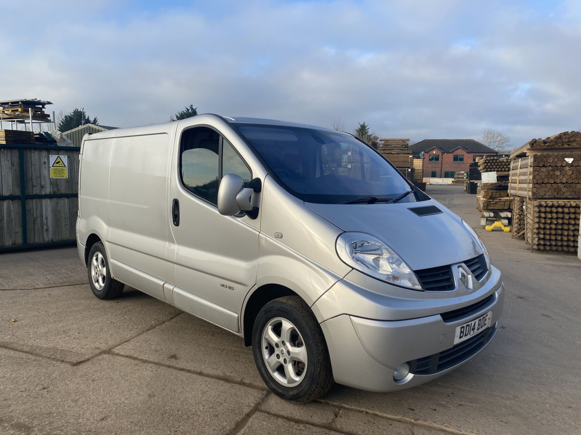 RENAULT TRAFIC SL27 "DCI (115) "SPORT VAN" 2.0 DCI -1 OWNER - FSH - SAT NAV - AIR CON - 14 REG -LOOK