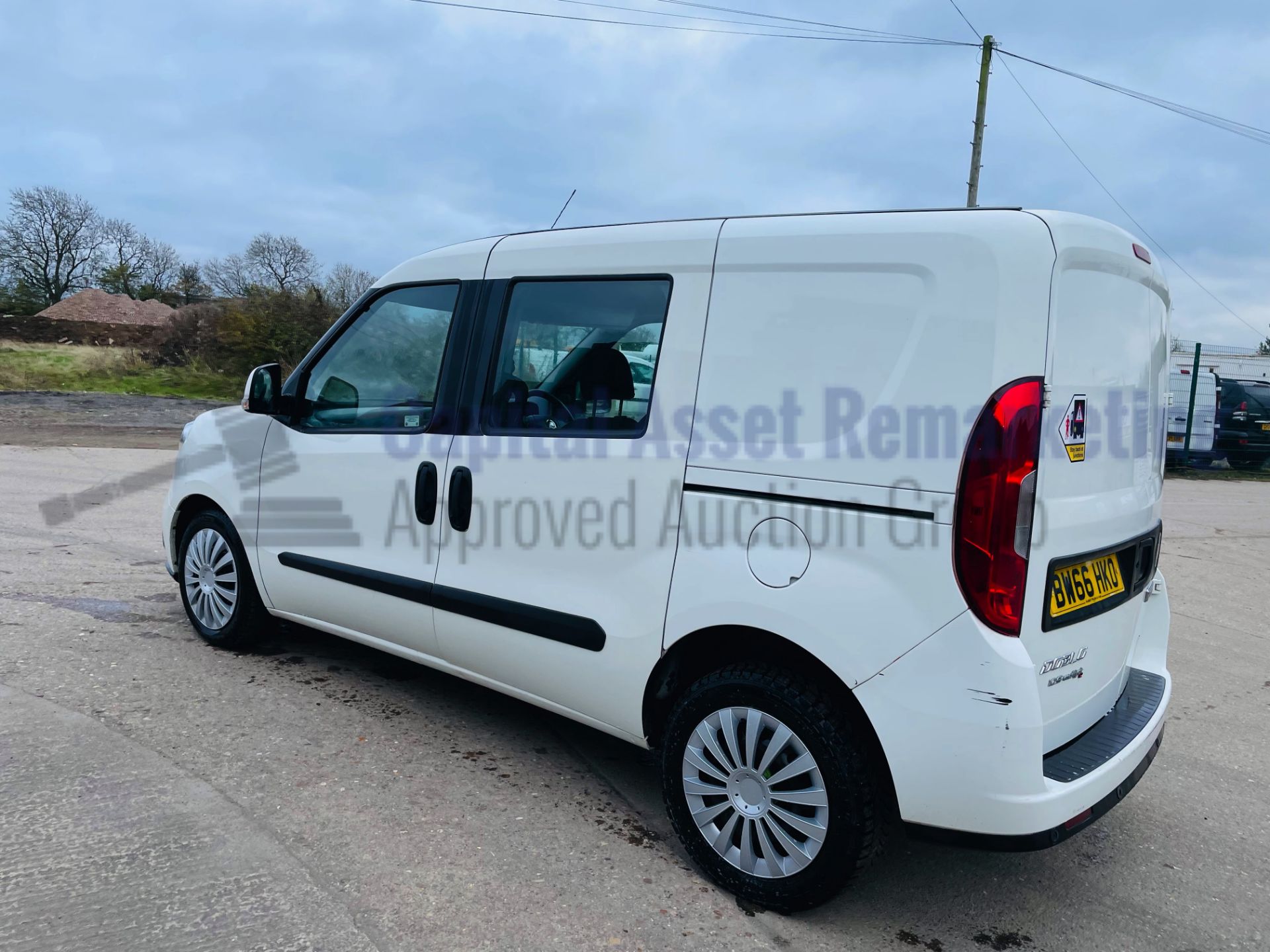 (SOLD) FIAT DOBLO *ACTIVE* 5 SEATER - CREW VAN (2017 - EURO 6) '1.6 DIESEL - 6 SPEED' *U-LEZ* - Image 9 of 40