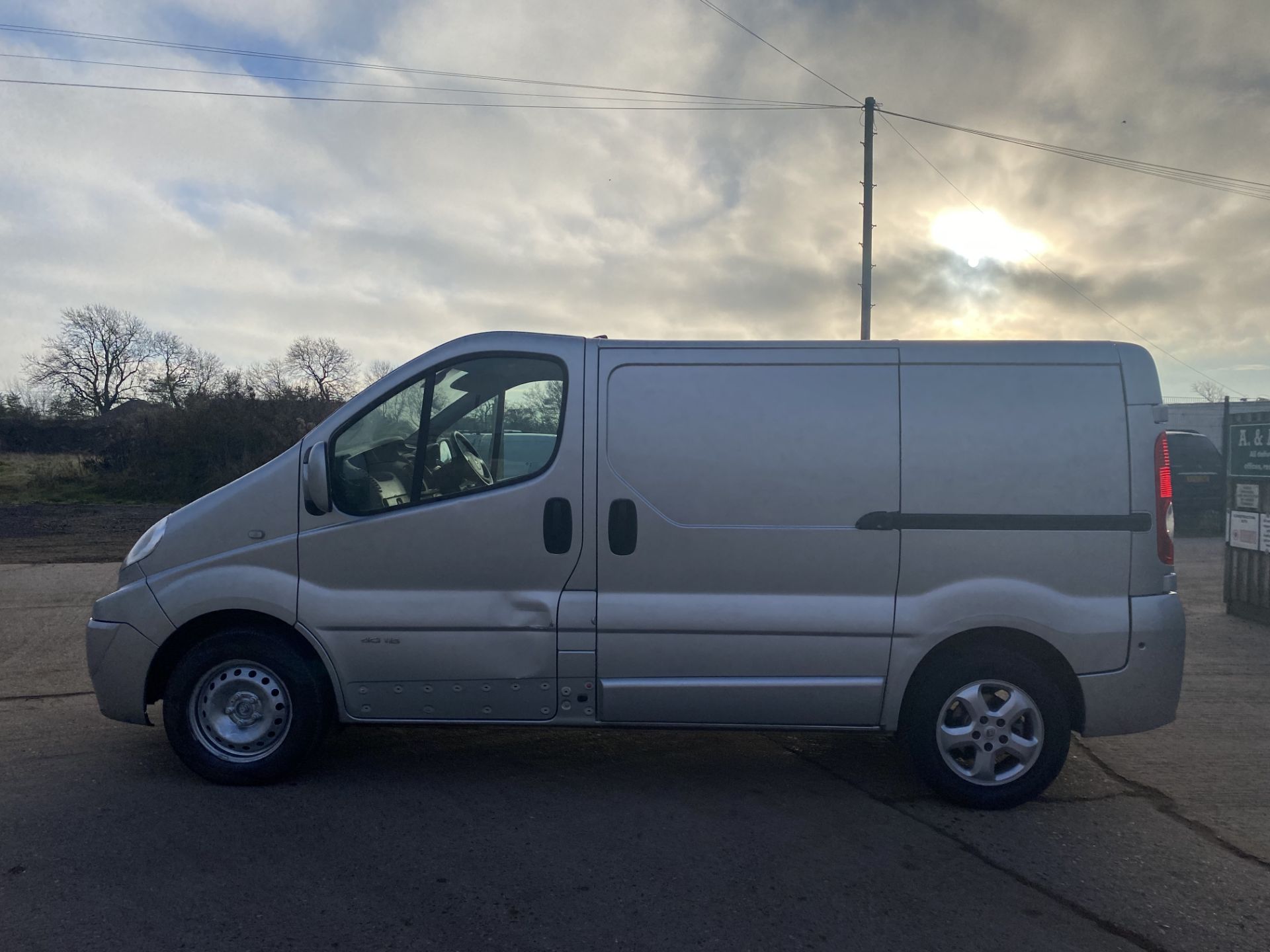 RENAULT TRAFIC SL27 "DCI (115) "SPORT VAN" 2.0 DCI -1 OWNER - FSH - SAT NAV - AIR CON - 14 REG -LOOK - Image 4 of 20