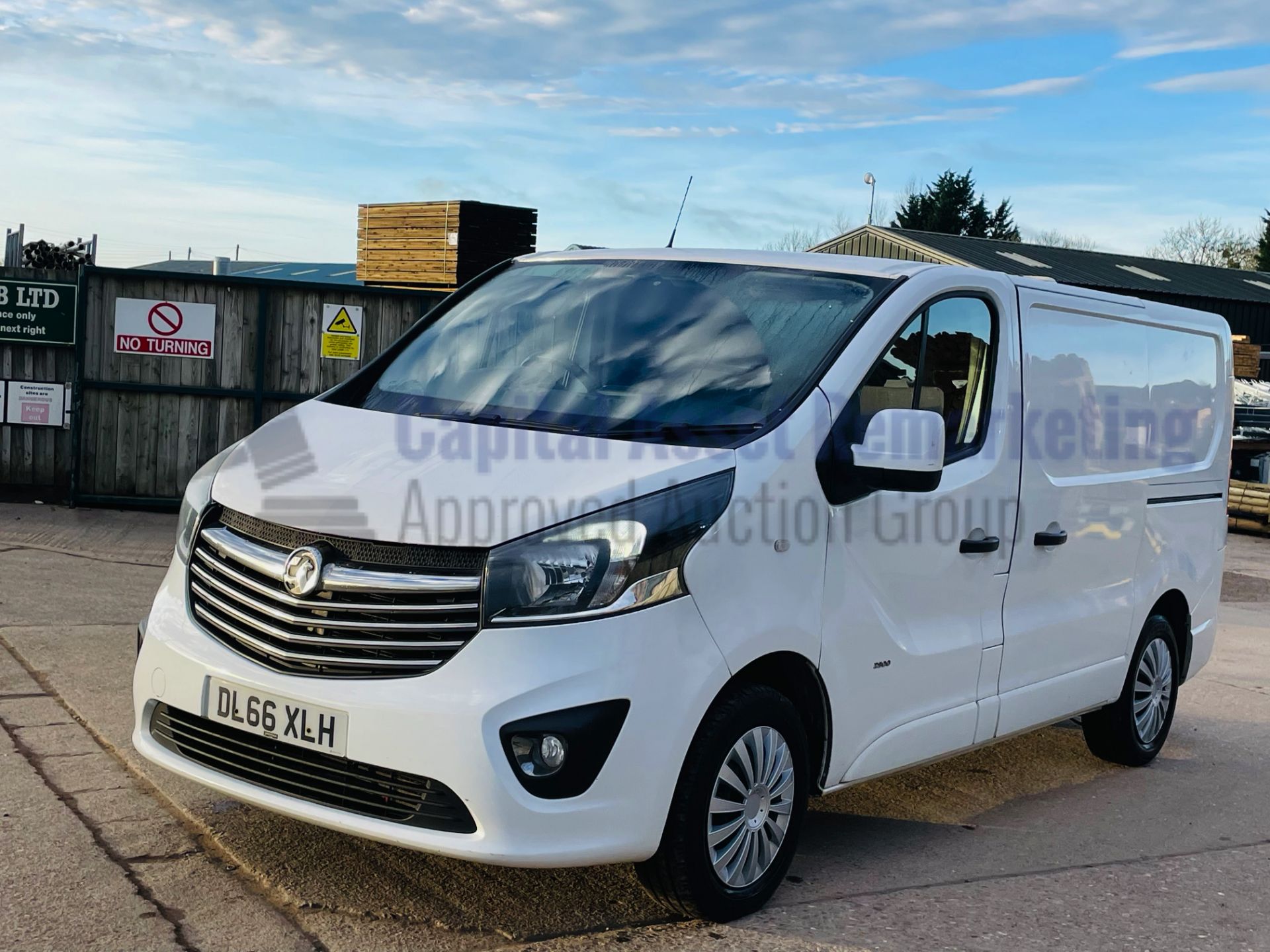 ON SALE VAUXHALL VIVARO 2900 *SPORTIVE* 6 SEATER CREW VAN (2017 - EURO 6) '1.6 CDTI -120 BHP- *A/C* - Image 2 of 44