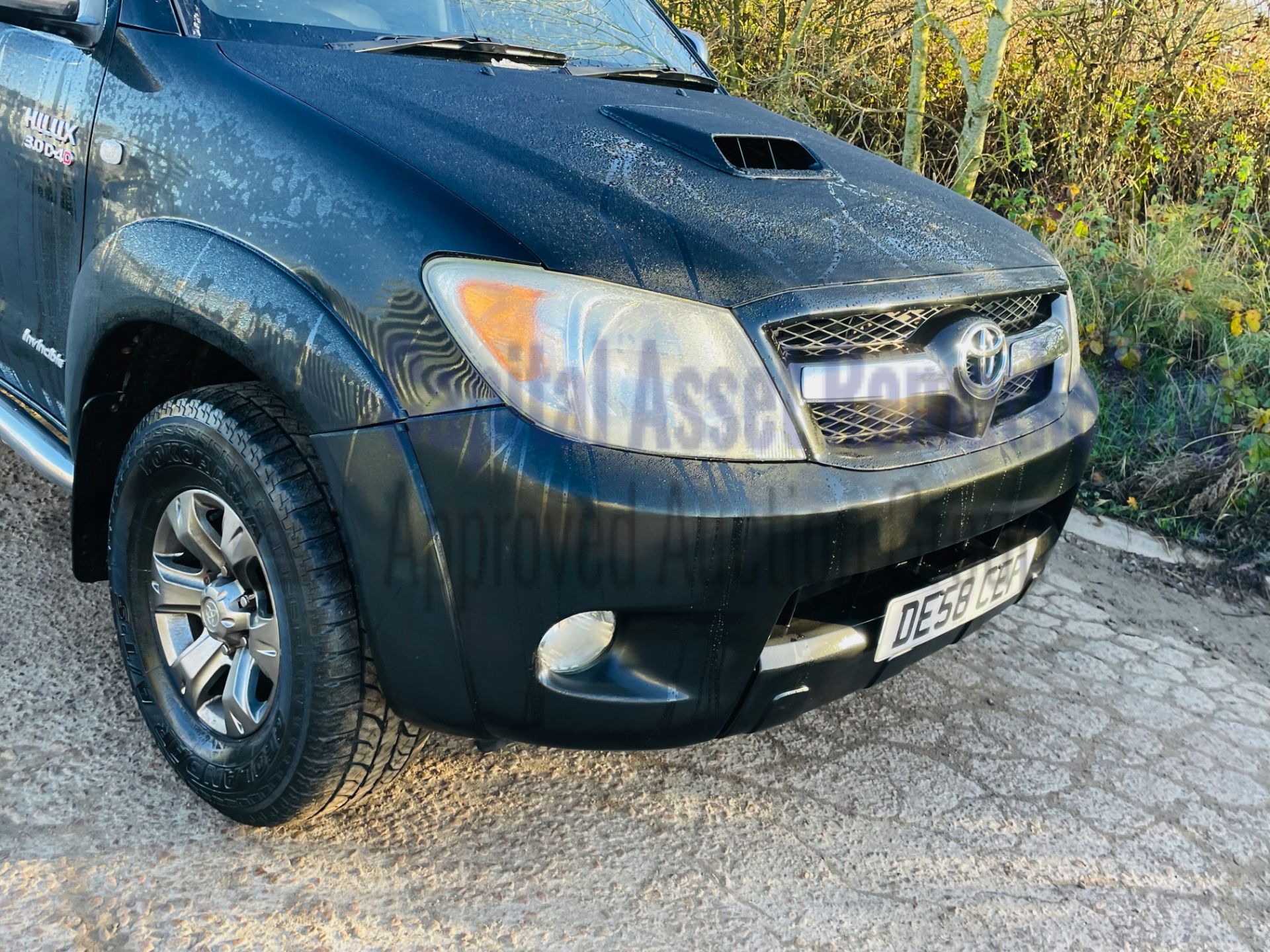 (On Sale) TOYOTA HILUX *INVINCIBLE* (58 REG) '3.0 D-4D' *A/C - LEATHER - NAV* (NO VAT) *LOW MILES* - Image 16 of 43