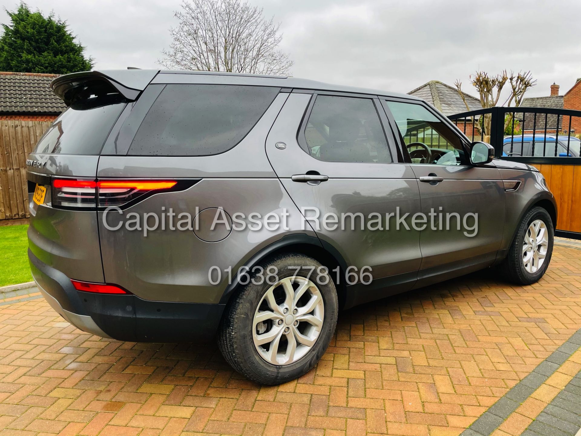 LAND ROVER DISCOVERY SE AUTO "SE" 7 SEATER (19 REG) LEATHER - SAT NAV -FSH -ELEC EVERYTHING (NO VAT) - Image 11 of 38