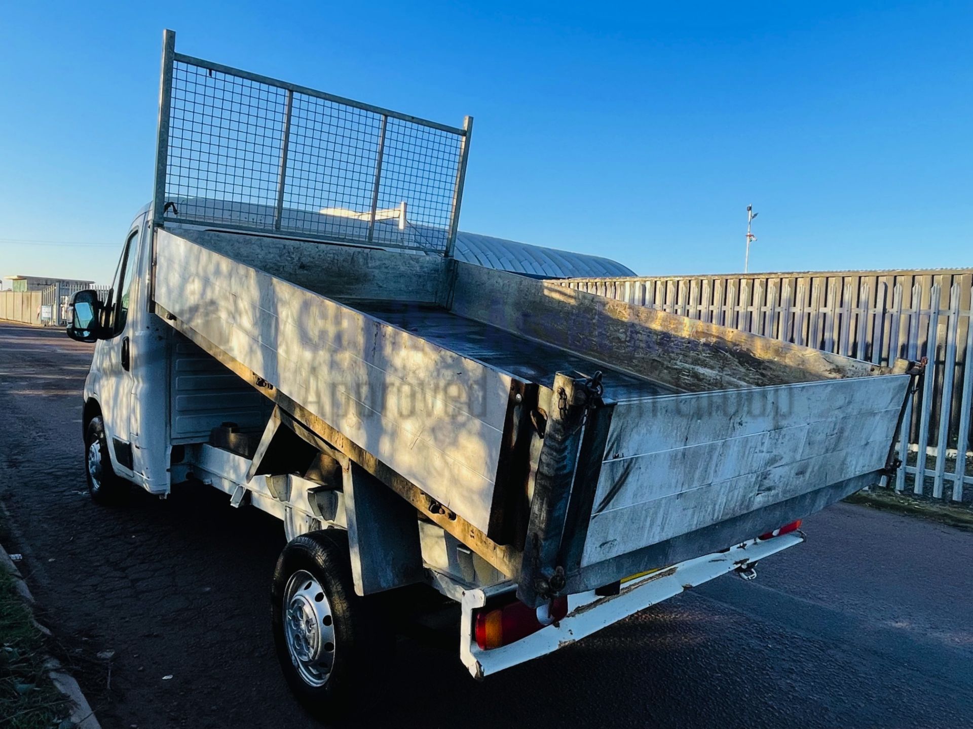 (On Sale) PEUGEOT BOXER 335 *TIPPER TRUCK* (2016) '2.2 HDI - 130 BHP - 6 SPEED' (1 OWNER) *3500 KG* - Image 11 of 38