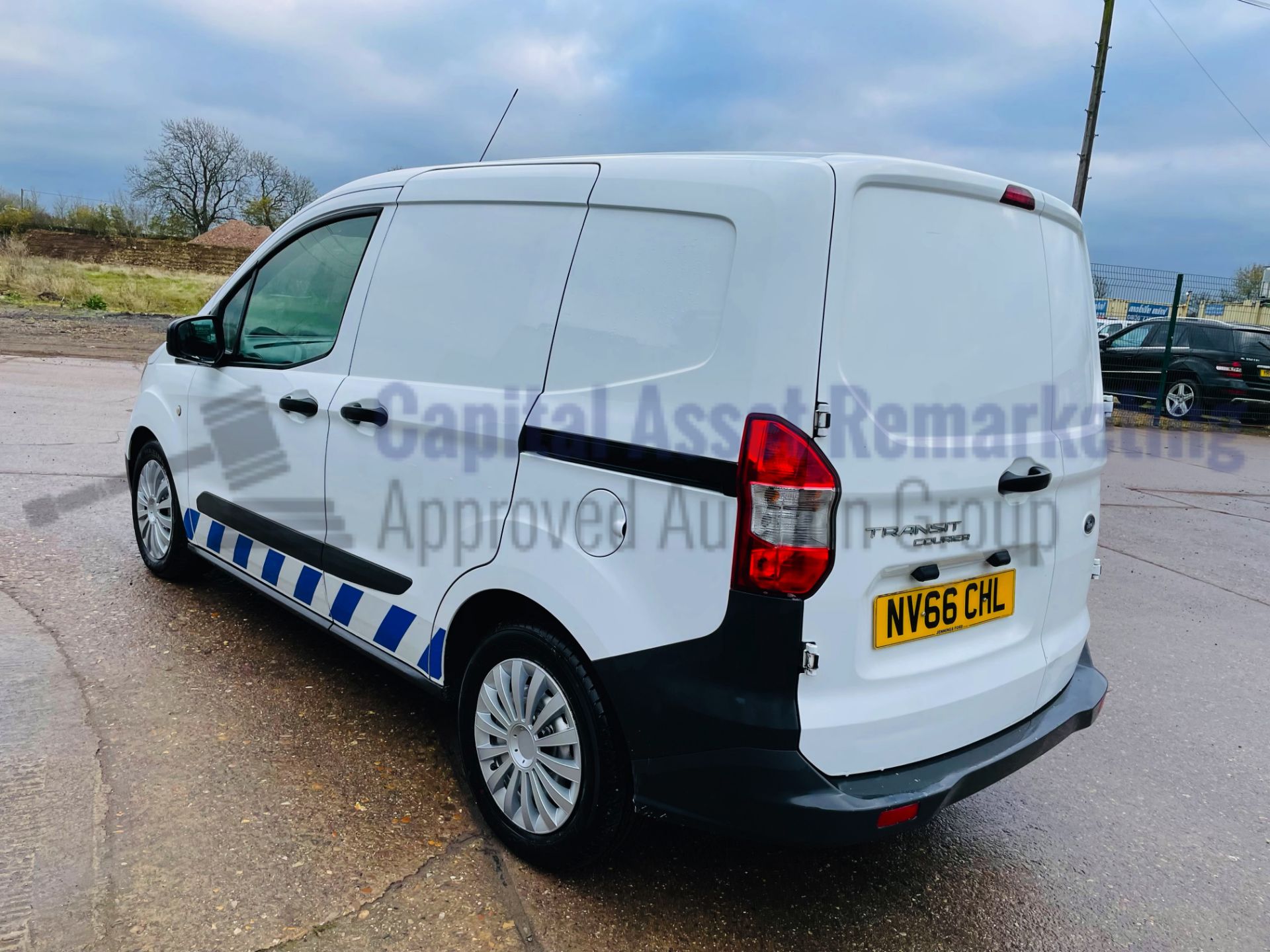 (On Sale) FORD TRANSIT COURIER *LCV - PANEL VAN* (2017 - EURO 6) '1.5 TDCI - 60 MPG' (1 OWNER) - Image 11 of 36