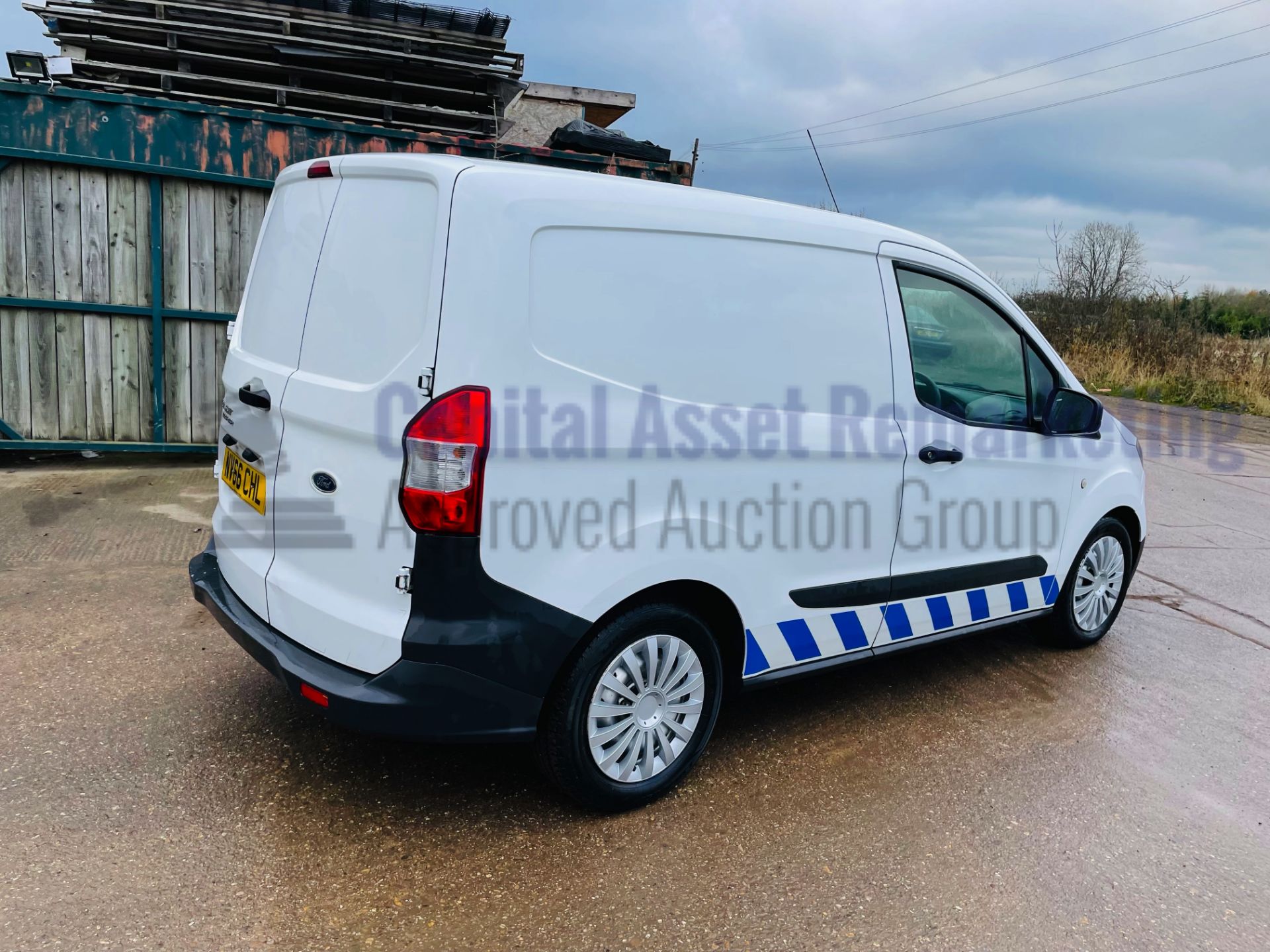 (On Sale) FORD TRANSIT COURIER *LCV - PANEL VAN* (2017 - EURO 6) '1.5 TDCI - 60 MPG' (1 OWNER) - Image 14 of 36