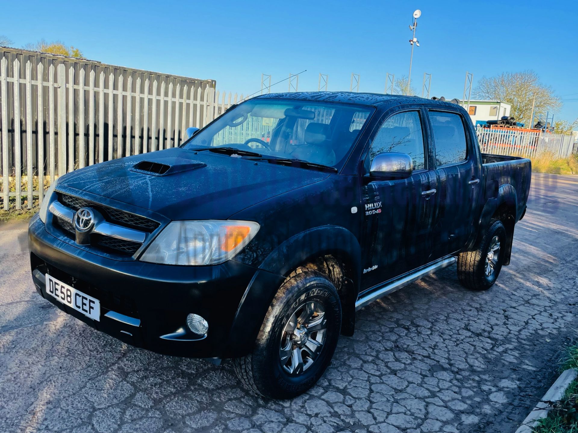 (On Sale) TOYOTA HILUX *INVINCIBLE* (58 REG) '3.0 D-4D' *A/C - LEATHER - NAV* (NO VAT) *LOW MILES* - Image 6 of 43