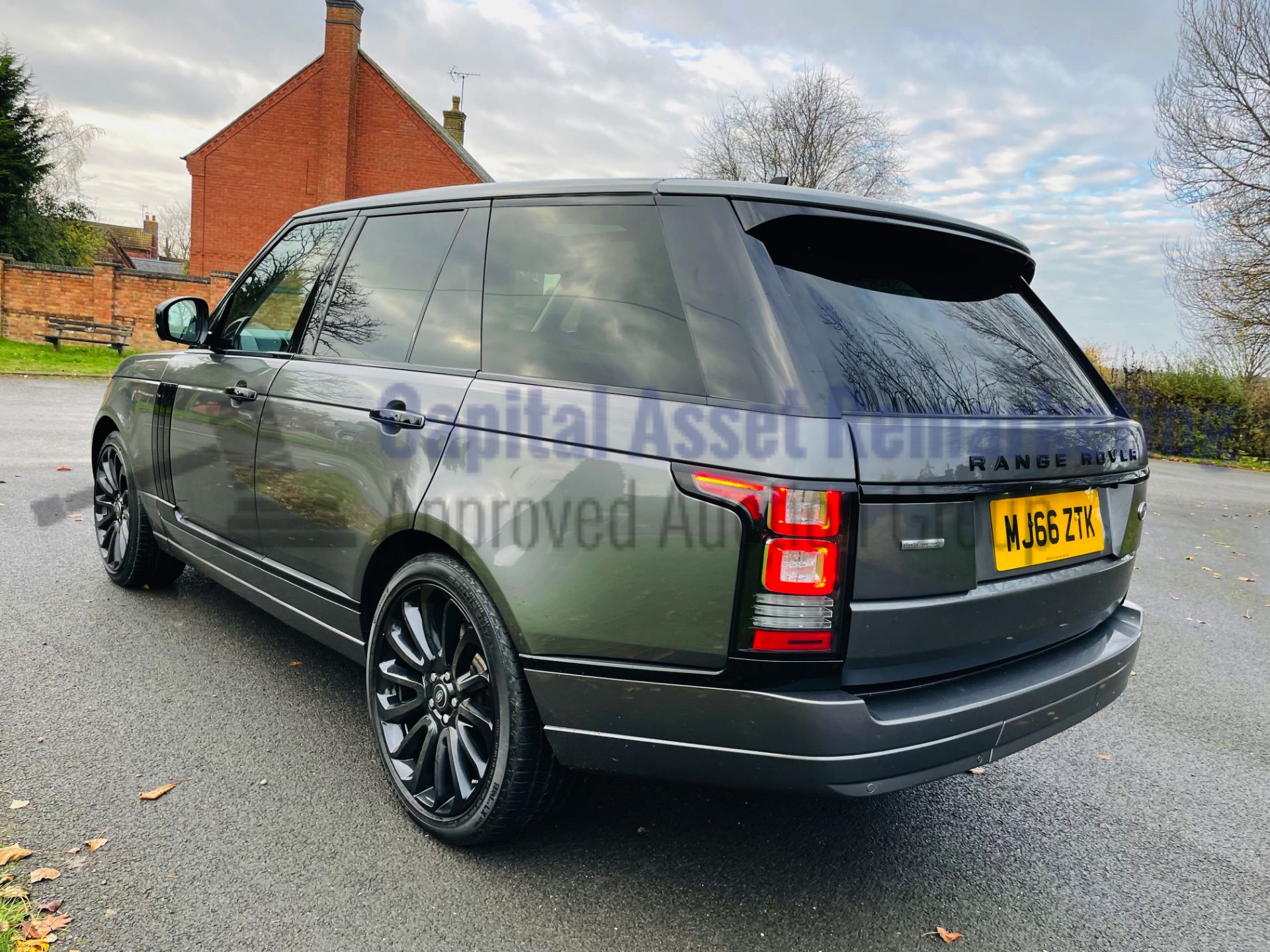 (On Sale) RANGE ROVER VOGUE *AUTOBIOGRAPHY* (66 REG) 4.4 SDV8-8 SPEED AUTO *TOP SPEC* (EX CELEB CAR) - Image 9 of 78