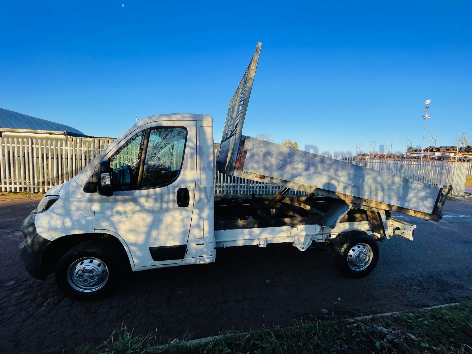 (On Sale) PEUGEOT BOXER 335 *TIPPER TRUCK* (2016) '2.2 HDI - 130 BHP - 6 SPEED' (1 OWNER) *3500 KG* - Image 9 of 38