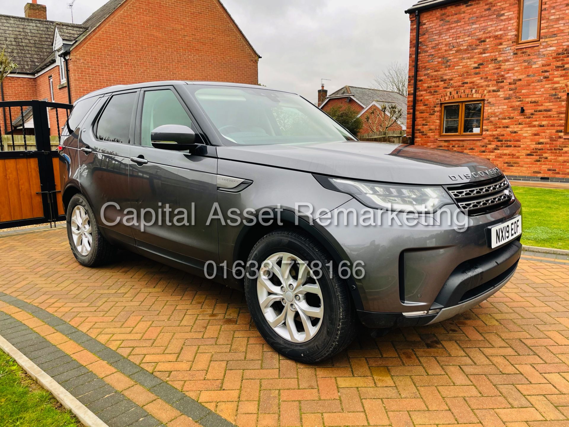 LAND ROVER DISCOVERY SE AUTO "SE" 7 SEATER (19 REG) LEATHER - SAT NAV -FSH -ELEC EVERYTHING (NO VAT) - Image 4 of 38