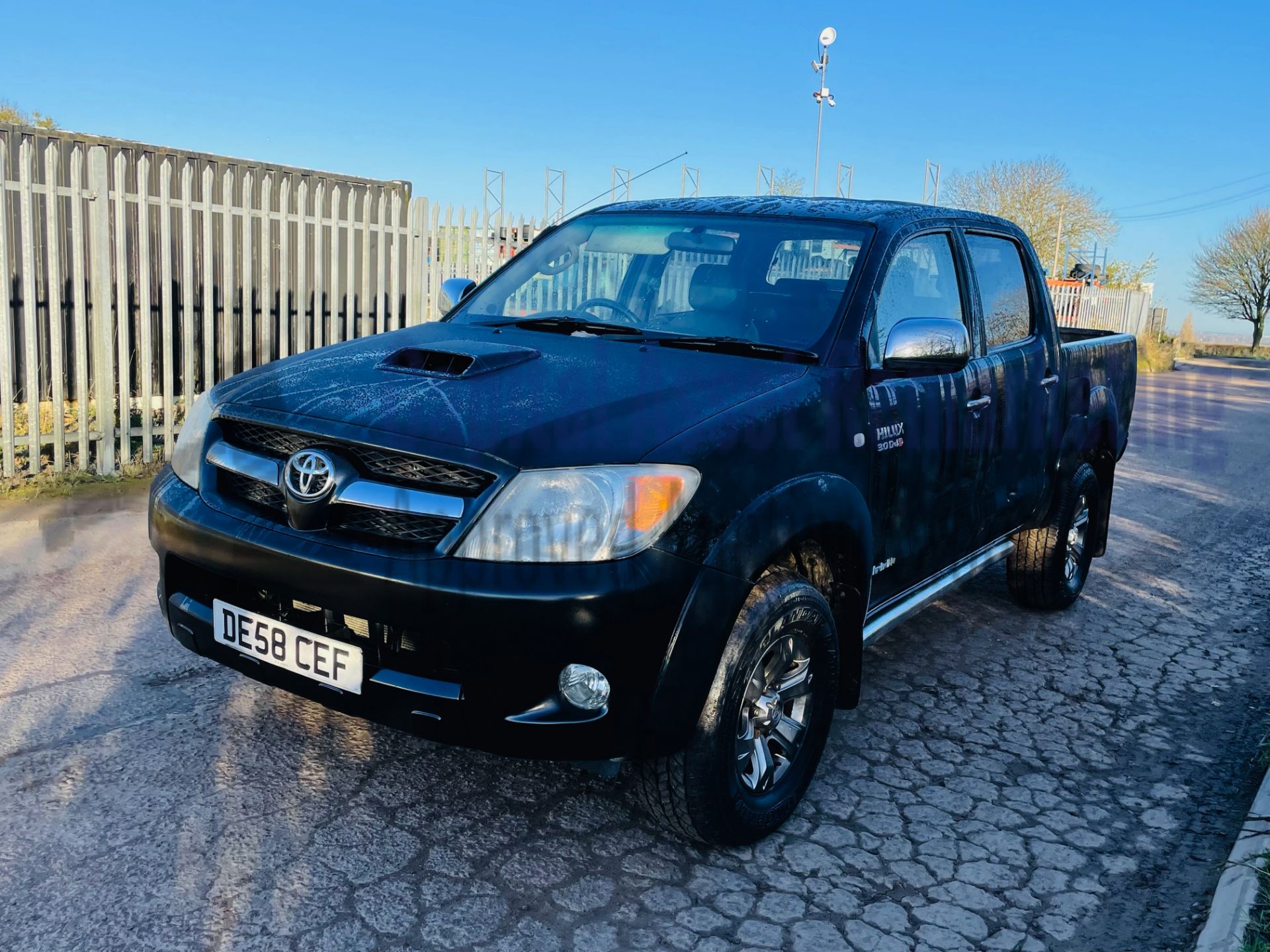 (On Sale) TOYOTA HILUX *INVINCIBLE* (58 REG) '3.0 D-4D' *A/C - LEATHER - NAV* (NO VAT) *LOW MILES* - Image 5 of 43