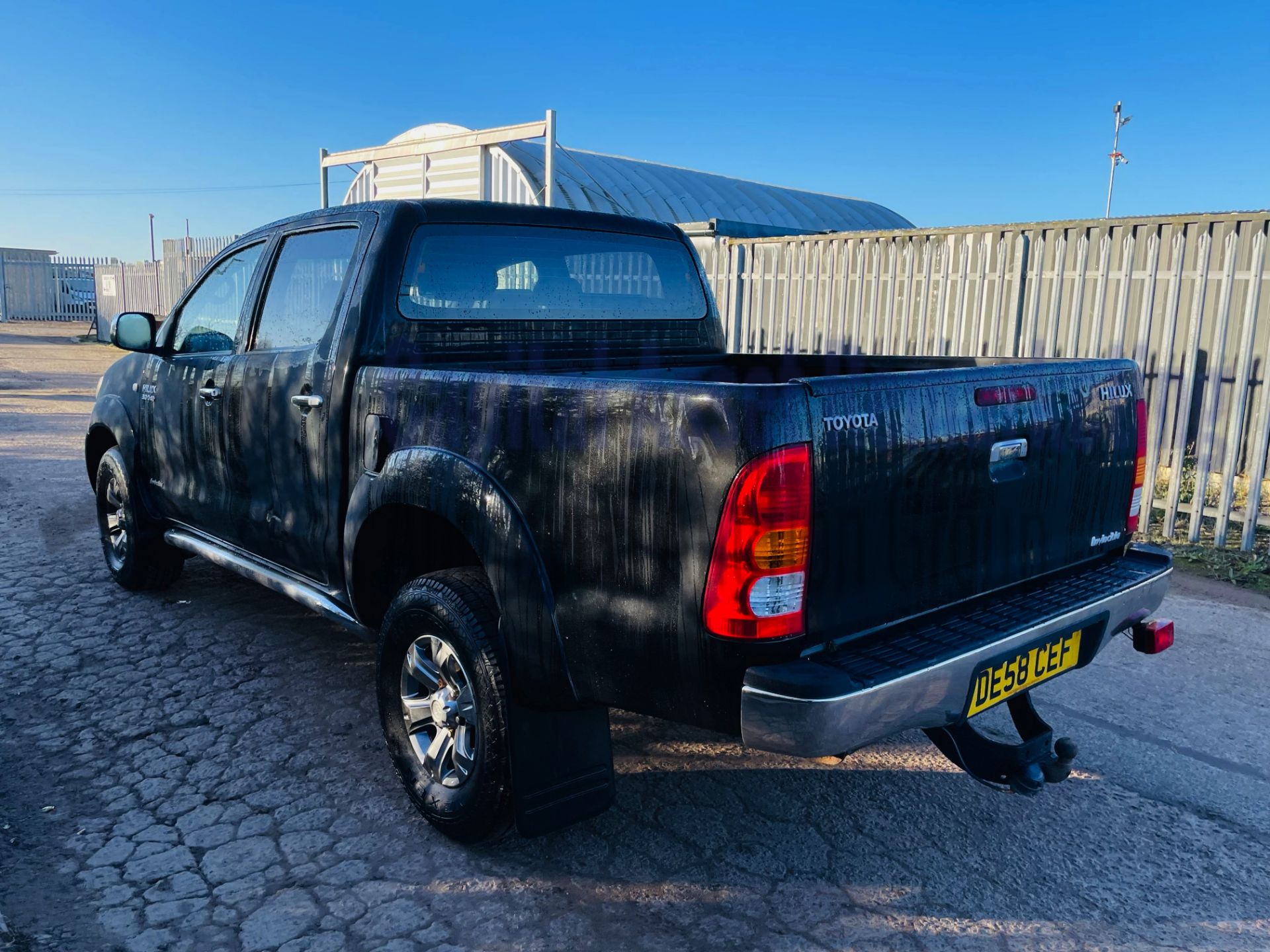 (On Sale) TOYOTA HILUX *INVINCIBLE* (58 REG) '3.0 D-4D' *A/C - LEATHER - NAV* (NO VAT) *LOW MILES* - Image 10 of 43