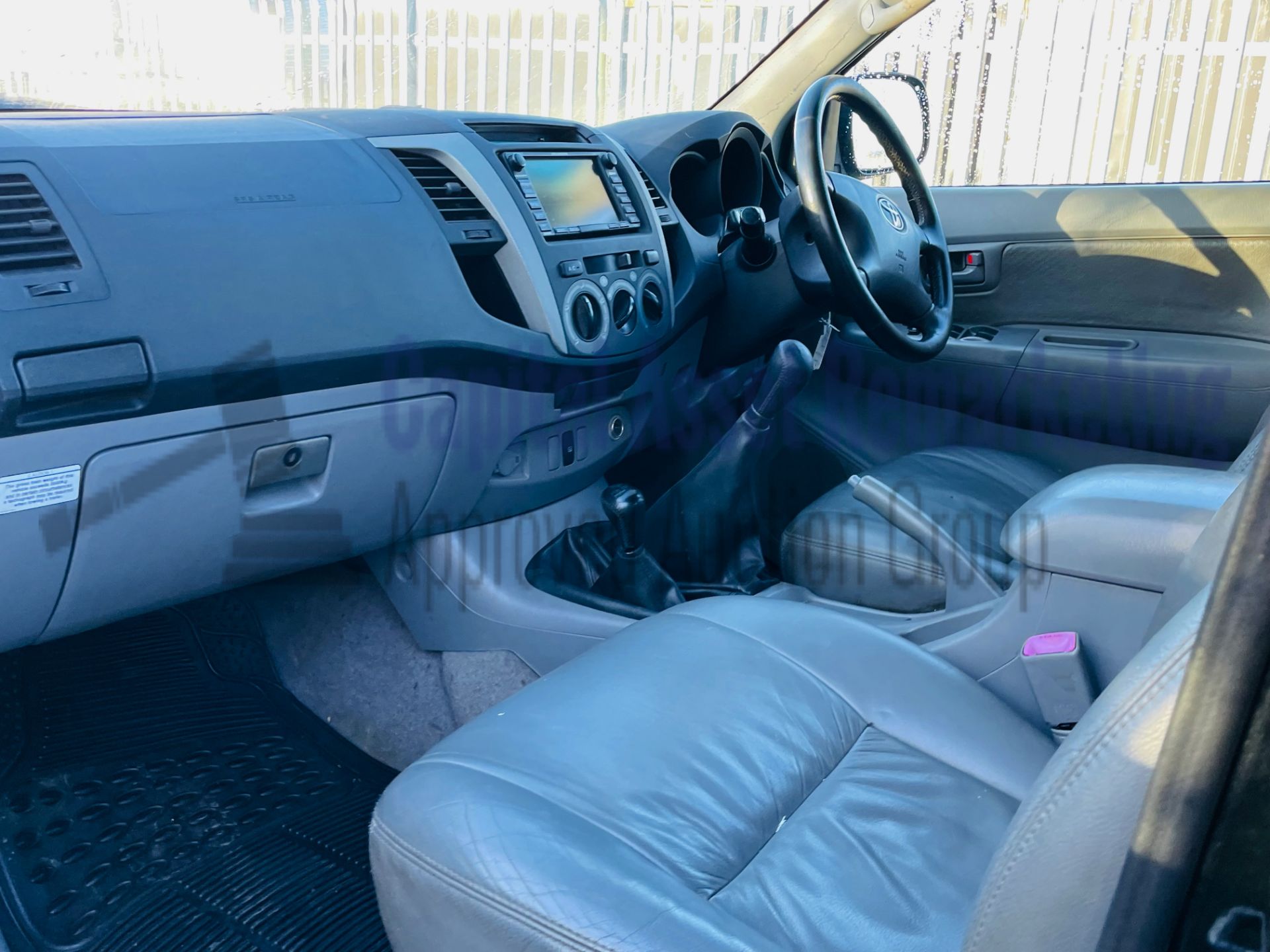 (On Sale) TOYOTA HILUX *INVINCIBLE* (58 REG) '3.0 D-4D' *A/C - LEATHER - NAV* (NO VAT) *LOW MILES* - Image 22 of 43