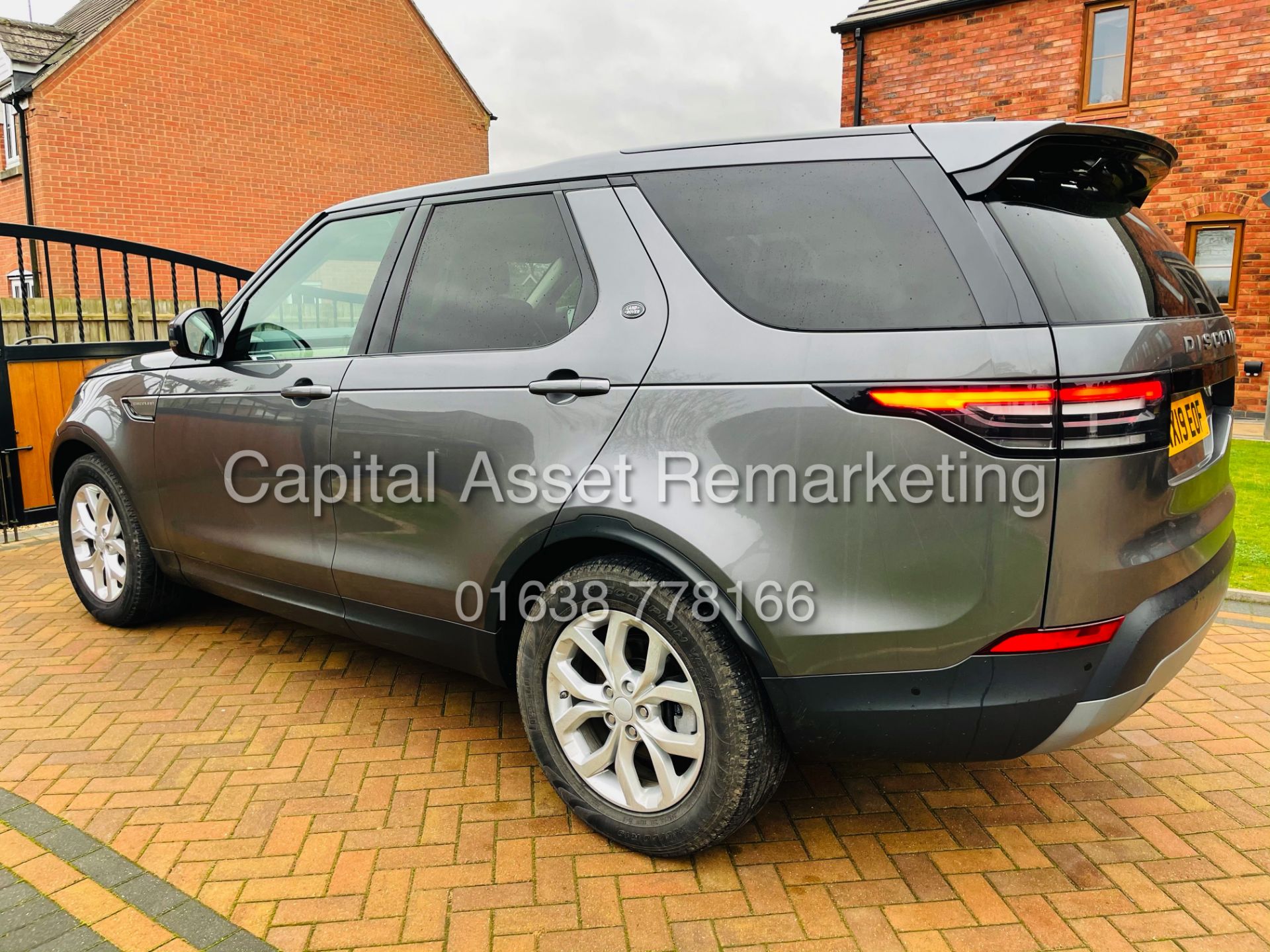 LAND ROVER DISCOVERY SE AUTO "SE" 7 SEATER (19 REG) LEATHER - SAT NAV -FSH -ELEC EVERYTHING (NO VAT) - Image 9 of 38