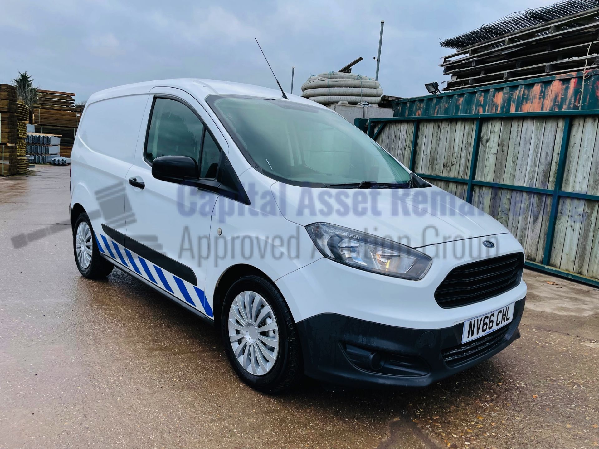 (On Sale) FORD TRANSIT COURIER *LCV - PANEL VAN* (2017 - EURO 6) '1.5 TDCI - 60 MPG' (1 OWNER) - Image 4 of 36