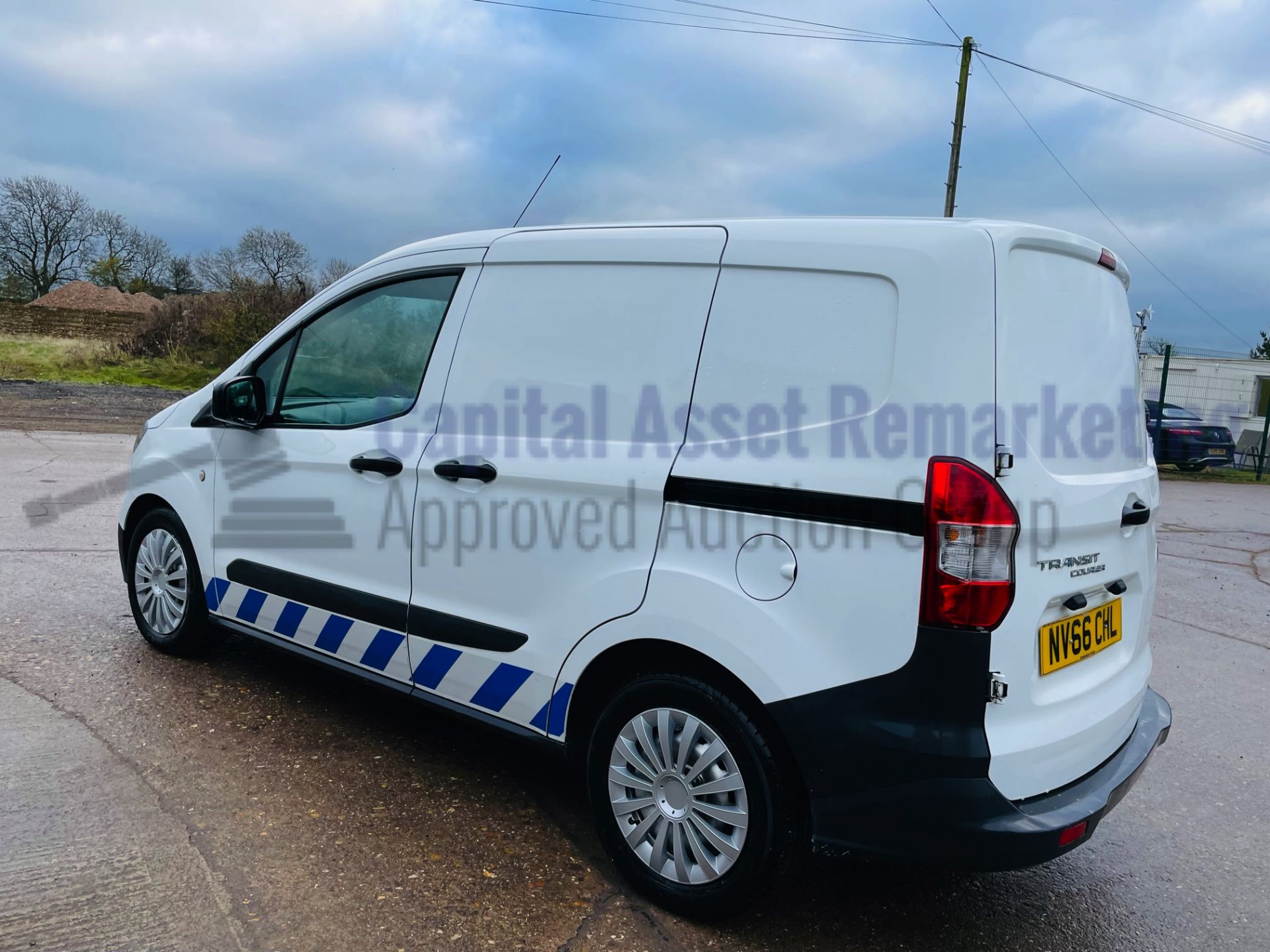 (On Sale) FORD TRANSIT COURIER *LCV - PANEL VAN* (2017 - EURO 6) '1.5 TDCI - 60 MPG' (1 OWNER) - Image 10 of 36