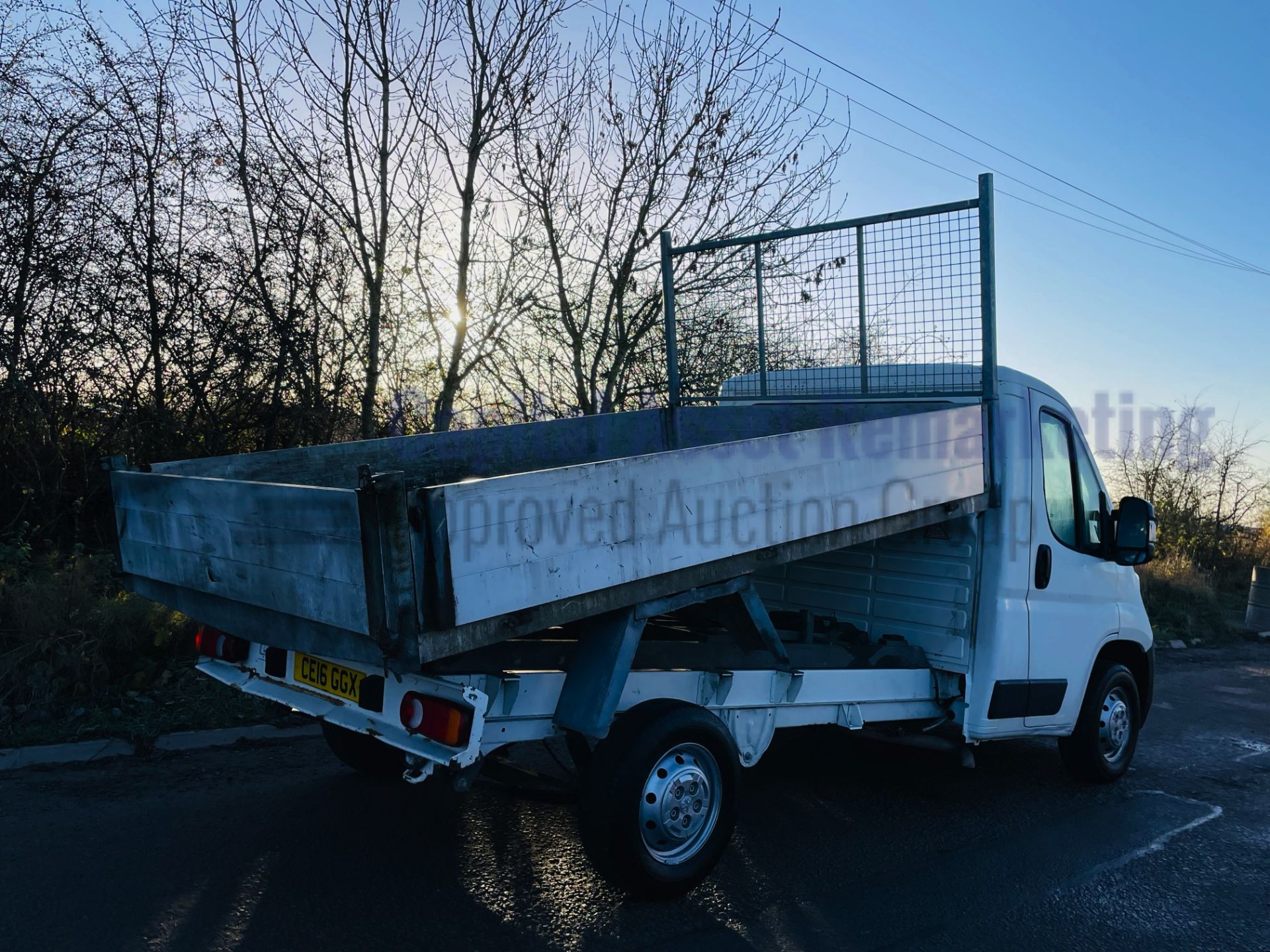 (On Sale) PEUGEOT BOXER 335 *TIPPER TRUCK* (2016) '2.2 HDI - 130 BHP - 6 SPEED' (1 OWNER) *3500 KG* - Image 13 of 38