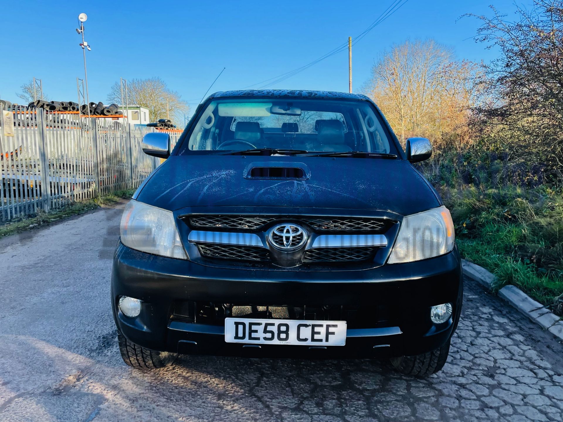 (On Sale) TOYOTA HILUX *INVINCIBLE* (58 REG) '3.0 D-4D' *A/C - LEATHER - NAV* (NO VAT) *LOW MILES* - Image 4 of 43