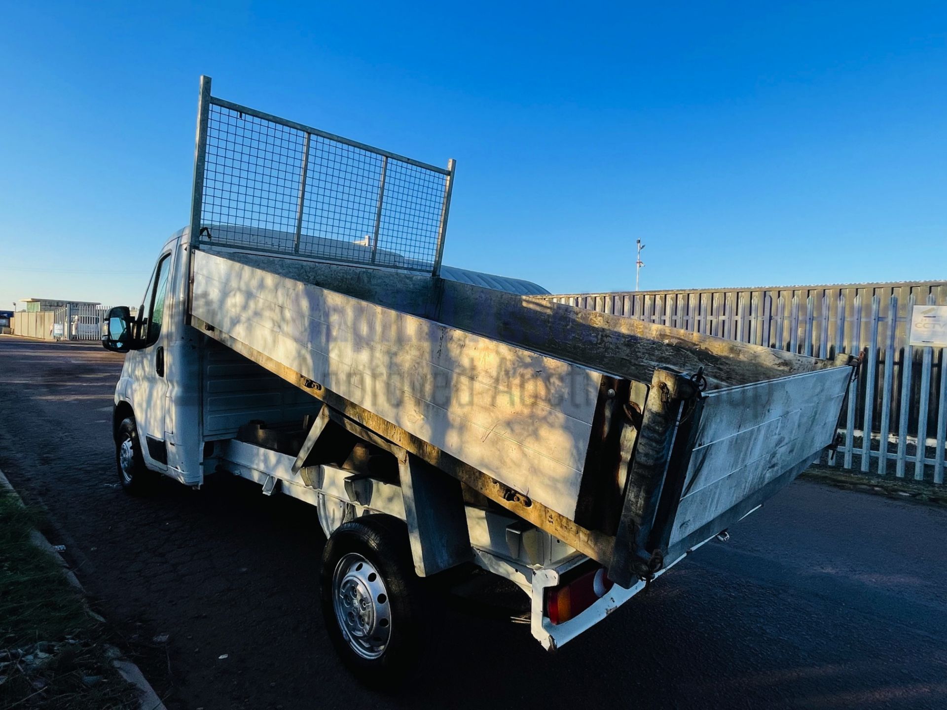(On Sale) PEUGEOT BOXER 335 *TIPPER TRUCK* (2016) '2.2 HDI - 130 BHP - 6 SPEED' (1 OWNER) *3500 KG* - Image 10 of 38
