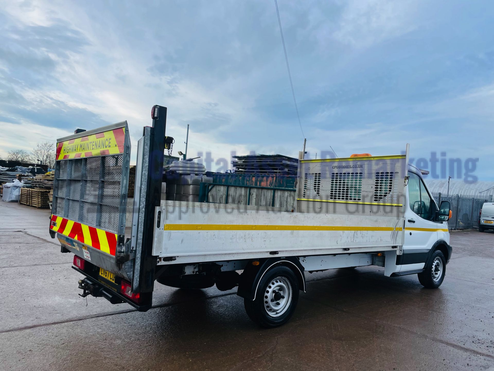 FORD TRANSIT 130 T350 *L4 - XLWB DROPSIDE TRUCK* (2018 - EURO 6) '6 SPEED' (1 OWNER) *TAIL-LIFT* - Image 8 of 44