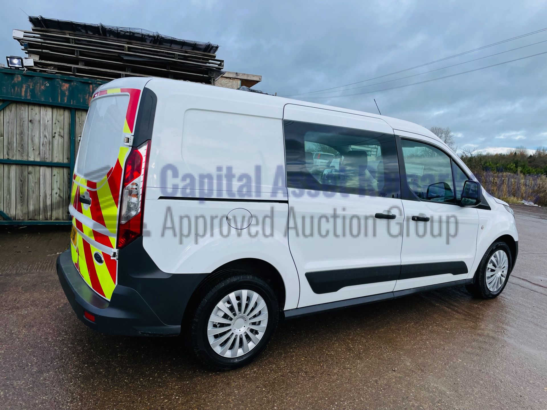 (On Sale) FORD TRANSIT CONNECT 100 T230 *LWB - 5 SEATER CREW VAN* (2017 - EURO 6) *U-LEZ* (1 OWNER) - Image 13 of 40