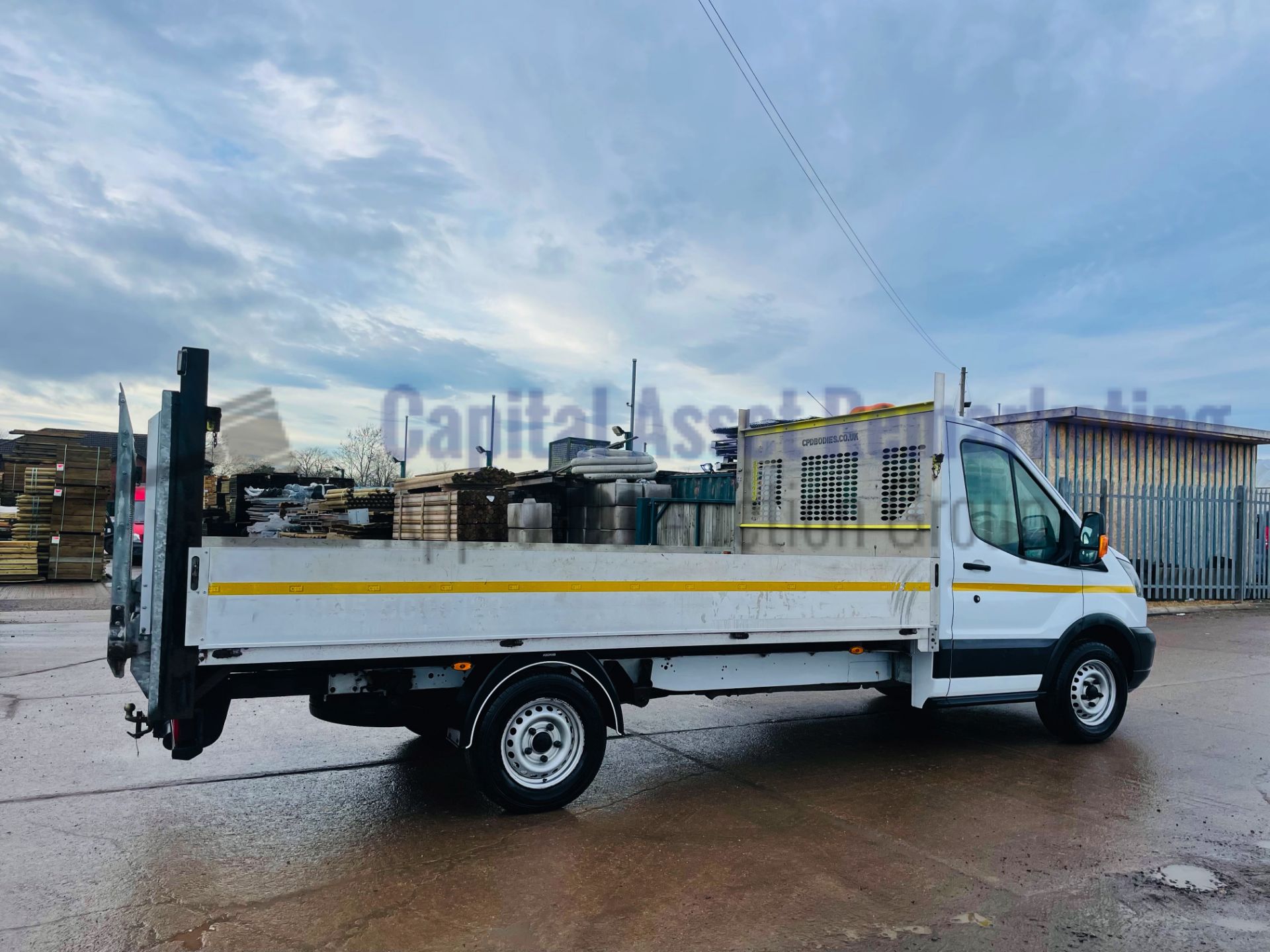 FORD TRANSIT 130 T350 *L4 - XLWB DROPSIDE TRUCK* (2018 - EURO 6) '6 SPEED' (1 OWNER) *TAIL-LIFT* - Image 9 of 44