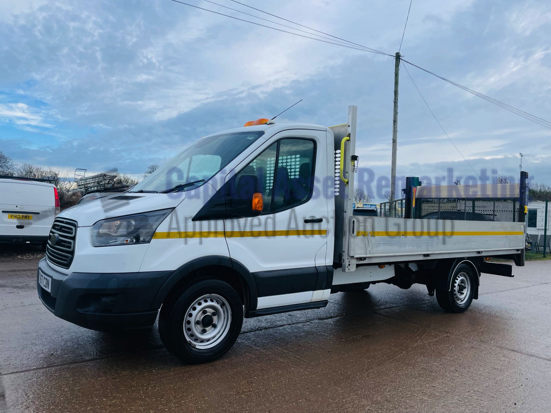 FORD TRANSIT 130 T350 *L4 - XLWB DROPSIDE TRUCK* (2018 - EURO 6) '6 SPEED' (1 OWNER) *TAIL-LIFT* - Image 2 of 44