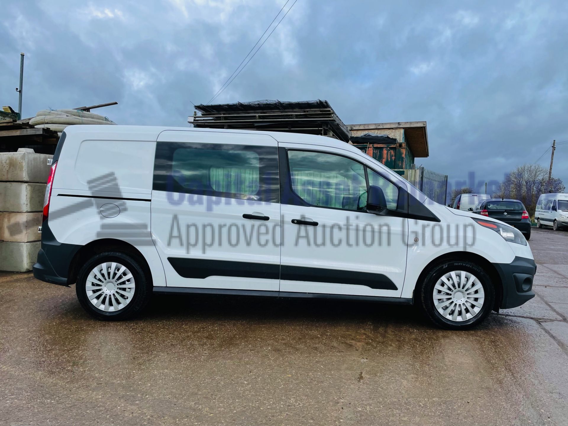 (On Sale) FORD TRANSIT CONNECT 100 T230 *LWB - 5 SEATER CREW VAN* (2017 - EURO 6) *U-LEZ* (1 OWNER) - Image 14 of 40