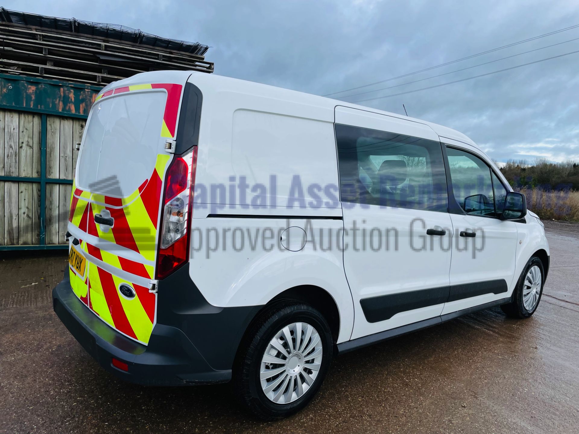 (On Sale) FORD TRANSIT CONNECT 100 T230 *LWB - 5 SEATER CREW VAN* (2017 - EURO 6) *U-LEZ* (1 OWNER) - Image 12 of 40