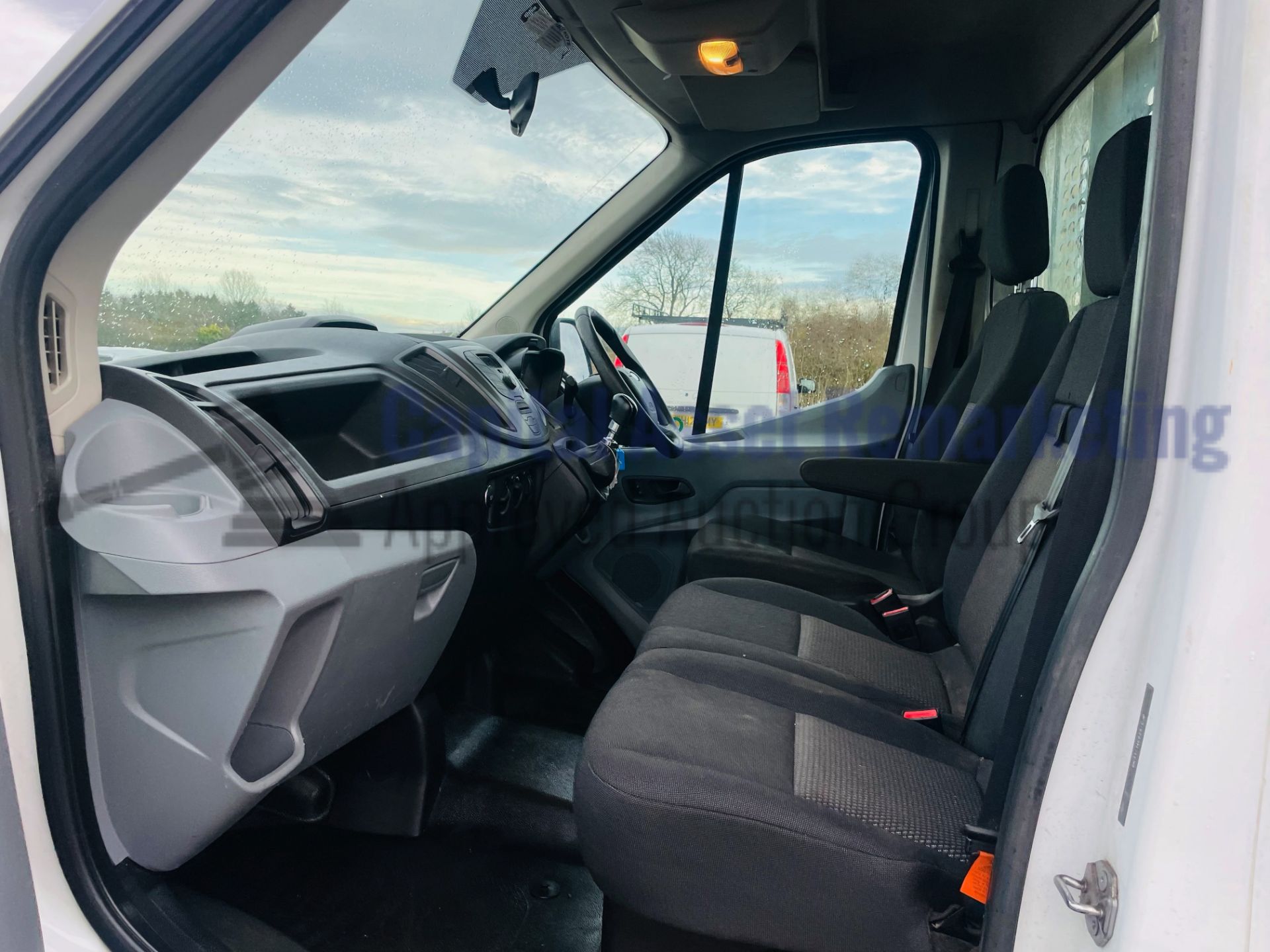 FORD TRANSIT 130 T350 *L4 - XLWB DROPSIDE TRUCK* (2018 - EURO 6) '6 SPEED' (1 OWNER) *TAIL-LIFT* - Image 21 of 44