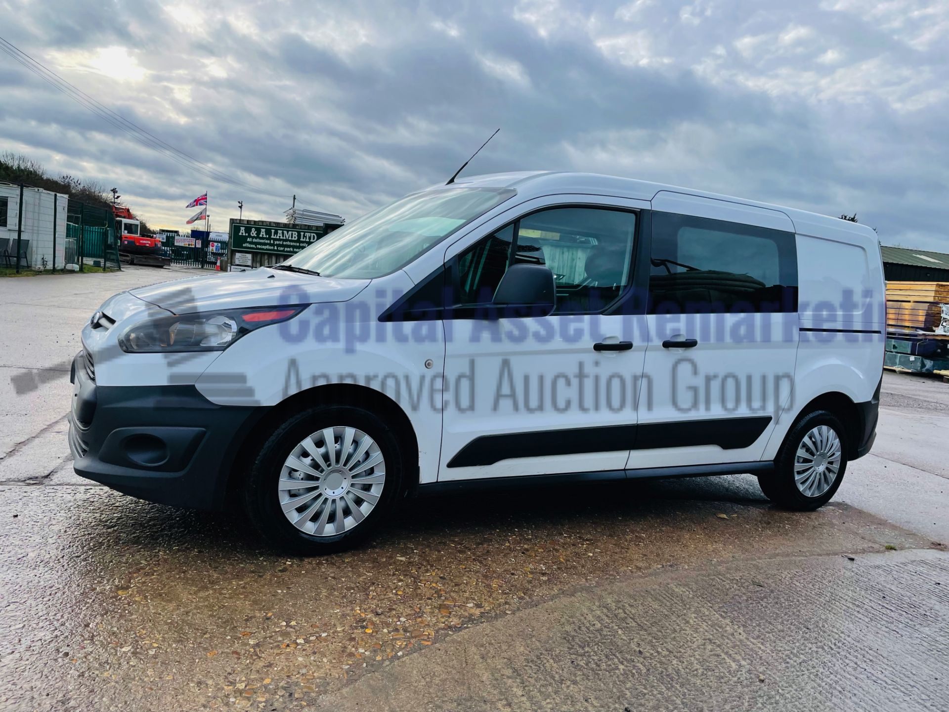 (On Sale) FORD TRANSIT CONNECT 100 T230 *LWB - 5 SEATER CREW VAN* (2017 - EURO 6) *U-LEZ* (1 OWNER) - Image 8 of 40