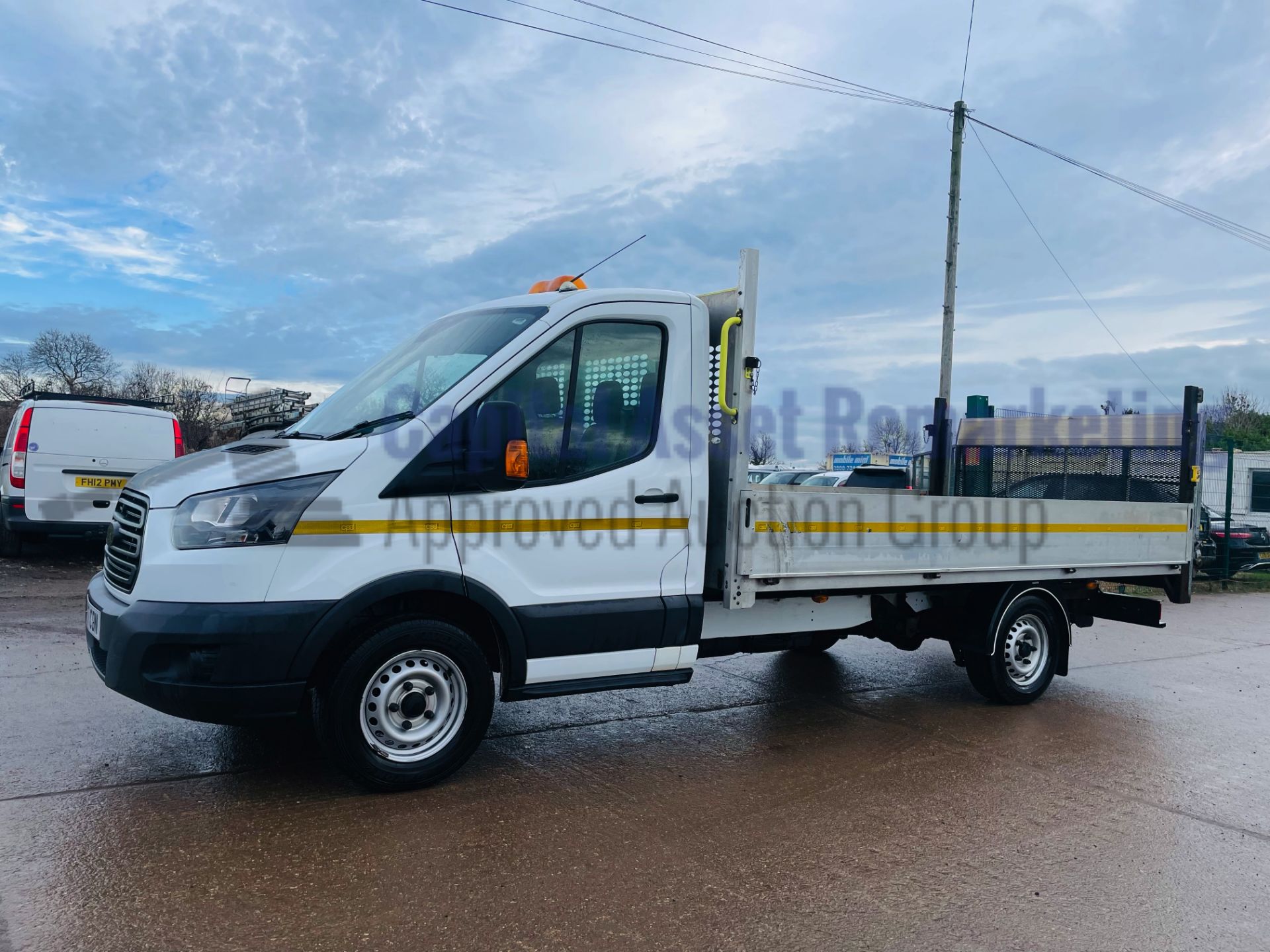 FORD TRANSIT 130 T350 *L4 - XLWB DROPSIDE TRUCK* (2018 - EURO 6) '6 SPEED' (1 OWNER) *TAIL-LIFT* - Image 3 of 44