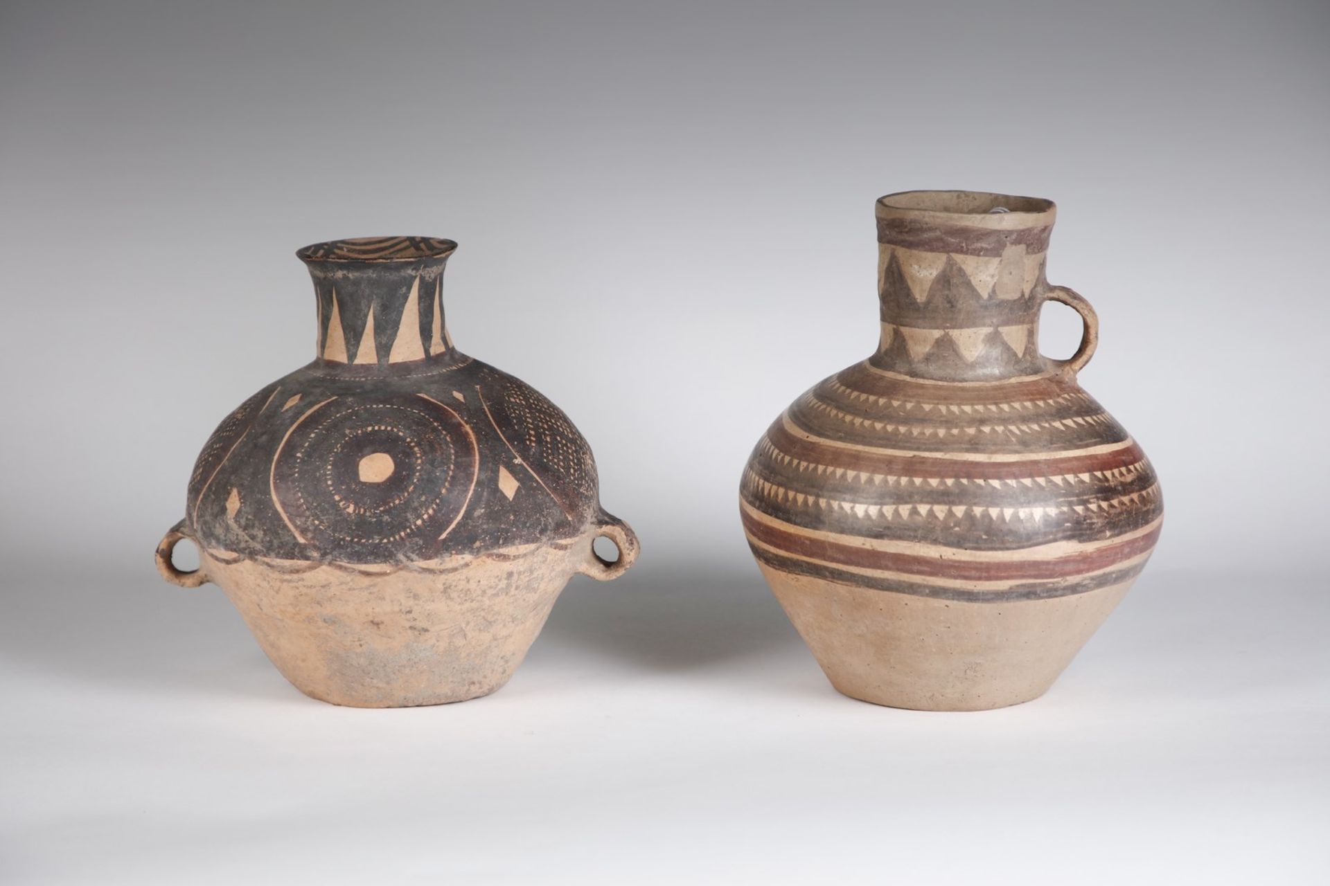 Arte Cinese Two earthenware vases decorated with geometric motifsChina, Neolithic period, Majiayao - Bild 2 aus 2