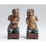 ARTE GIAPPONESE A pair of wood lacquered praying monks Japan, 19th century .